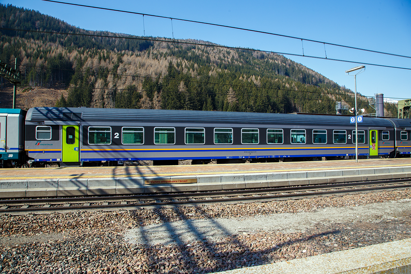 Der Trenitalia 2. Klasse MDVE-Reisezugwagen 50 83 21-87 461-4 I-TI, der Gattung nB, am 28 März 2022 im Bahnhof Gossensaß/Colle Isarco, im Zugverbund vom Regional-Express Verona Porta Nuova zum Brenner/ Brennero).

Die den Wagen handelt es sich um in Italien hergestellte Eisenbahnwaggons die speziell für den Einsatz für mittlere Entfernungen wie z.B. RE (Regionalexpress Züge). Die MDVE-Wagen (Carrozze tipo MDVE) sind ähnlich den MDVC-Wagen, deutlicher äußerlicher Unterschied sind die Türen (hier die pneumatisch betätigten, einflügeligen Schiebetüren (mit Nutzraumbreite 750 mm sind sie schmaler als bei den MDVC). Auch die Innenraumaufteilung unterscheidet sich. 

TECHNISCHE DATEN: 
Spurweite: 1.435 mm
Länge über Puffer:  26.400 mm
Drehzapfenabstand: 19.000 mm
Achsabstand im Drehgestell: 2.400 mm
Sitzplätze: 86 (2. Klasse) 
Eigengewicht: 39 t
Höchstgeschwindigkeit:  160 km/h
Bremsbauart:  Freno WU-R 59 t (D)

