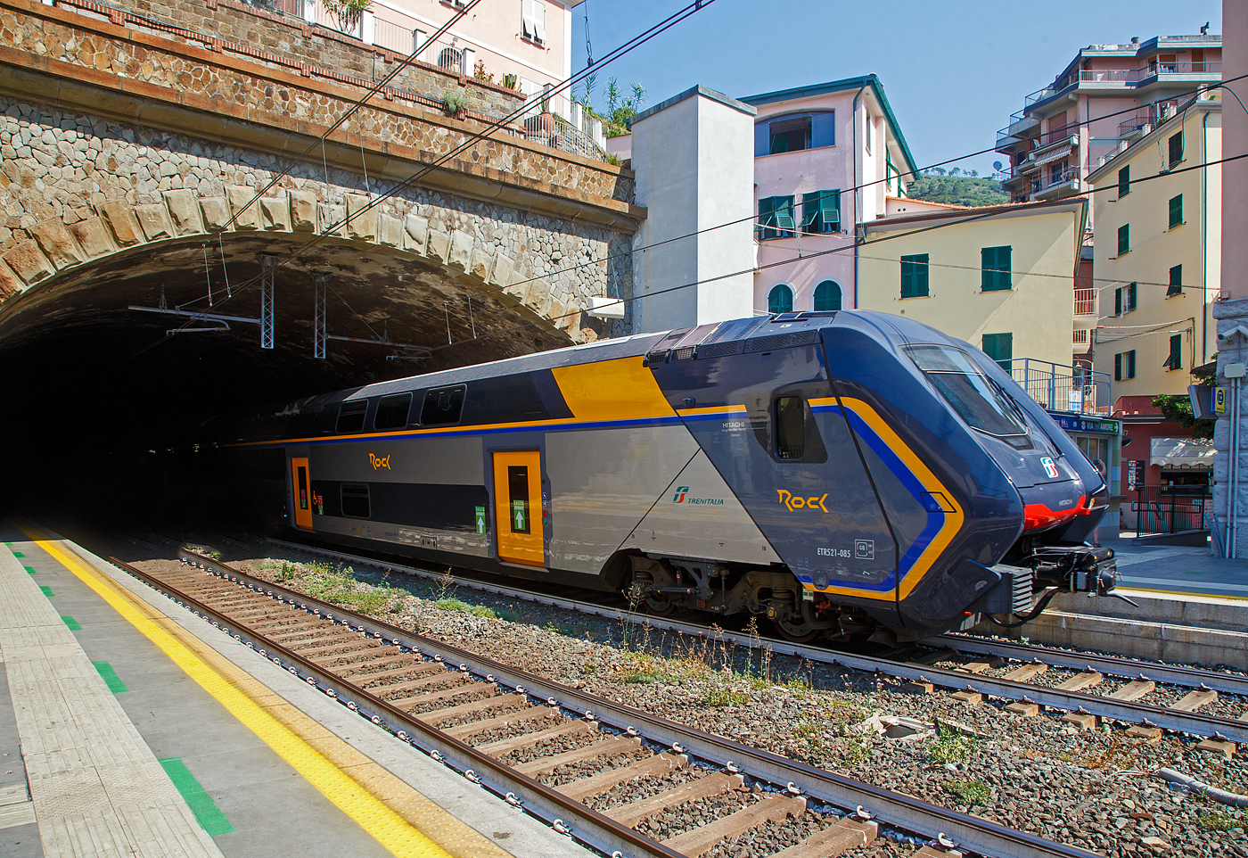 Der Trenitalia “Rock” ETR 521-085, ein f�nfteiliger Elektrotriebzug vom Typ Hitachi Caravaggio, erreicht am 21.07.2022 als Cinque Terre Express  von Levanto nach La Spezia Centrale, den Bahnhof Riomaggiore (Cinque Terre). 