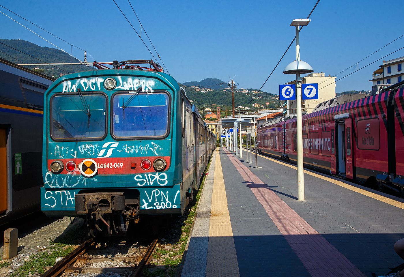 Der Trenitalia ALe 642 / Le 764 / Le 682 steht am 21.07.2022 im Bahnhof La Spezia Centrale.
Die Elektrotriebz�ge der Baureihen ALe 642 / Le 764 / Le 682 der italienischen Ferrovie dello Stato (FS) sind leichte Elektrotriebz�ge, die von 1991 bis 1995 beschafft wurden. Die zwischen 1991 und 1995 gelieferter Serie umfasste 60 Triebwagen (Ale 642), 24 Steuerwagen (Le 682) und 48 Zwischenwagen (Le 764). Gebaut wurden sie durch AnsaldoBreda, Firema sowie Stanga. Die Triebwagen haben nur einen F�hrerstand und werden deshalb immer mindestens mit dem zugeh�rigen Steuerwagen Le 682 oder mit einem zweiten Triebwagen ALe 642 eingesetzt. Es k�nnen zus�tzlich ein bis zwei Zwischenwagen Le 764 eingereiht werden. Die Z�ge sind wegen ge�nderter Steuerstromkreise nicht kompatibel mit den vorhergehenden Z�gen, den Triebwagen ALe 724 oder ALe 582. 

Diese Elektrische Triebz�ge sind eine Weiterentwicklung der Triebwagen ALe 582 und der dazu geh�renden Steuer- und Zwischenwagen, die Ende der 1980er Jahre geliefert wurden. Neben den ge�nderten Steuerstromkreisen wurde der Triebwagen wieder auf reine 2.-Klasse-Bestuhlung umgestellt und im Steuerwagen das Gep�ckabteil entfernt und zus�tzliche Pl�tze 2. Klasse untergebracht.

Die Triebwagen sind mit vier Fahrmotoren ausger�stet, die �ber Chopper mit Energie versorgt werden. Die elektrische Bremse kann sowohl als Nutzbremse wie auch als Widerstandsbremse betrieben werden. Ein statischer Hilfsbetriebeumrichter erzeugt 380 V 50 Hz Wechselstrom zur Versorgung der Hilfsbetiebe.

TECHNISCHE DATEN der Triebwagen ALe 642
Spurweite: 1.435 mm (Normalspur)
Achsfolge: Bo 'Bo'
L�nge �ber Puffer: 26.115 mm
Drehzapfenabstand: 17.540 mm
Achsabstand im Drehgestell: 2.560 mm
Raddurchmesser:  860 mm (neu)
Eigengewicht: 54 t
Anzahl der Motoren: 4
Motortyp: 4 EXH 4046
�bersetzungsverh�ltnis:  30/75
Stundenleistung:  4 x 313 kW = 1.252 kW
Dauerleistung: 4 x  280 kW = 1.120 kW
H�chstgeschwindigkeit: 140 km/h
Stromsystem: 3 kV DC (3000 V =)
