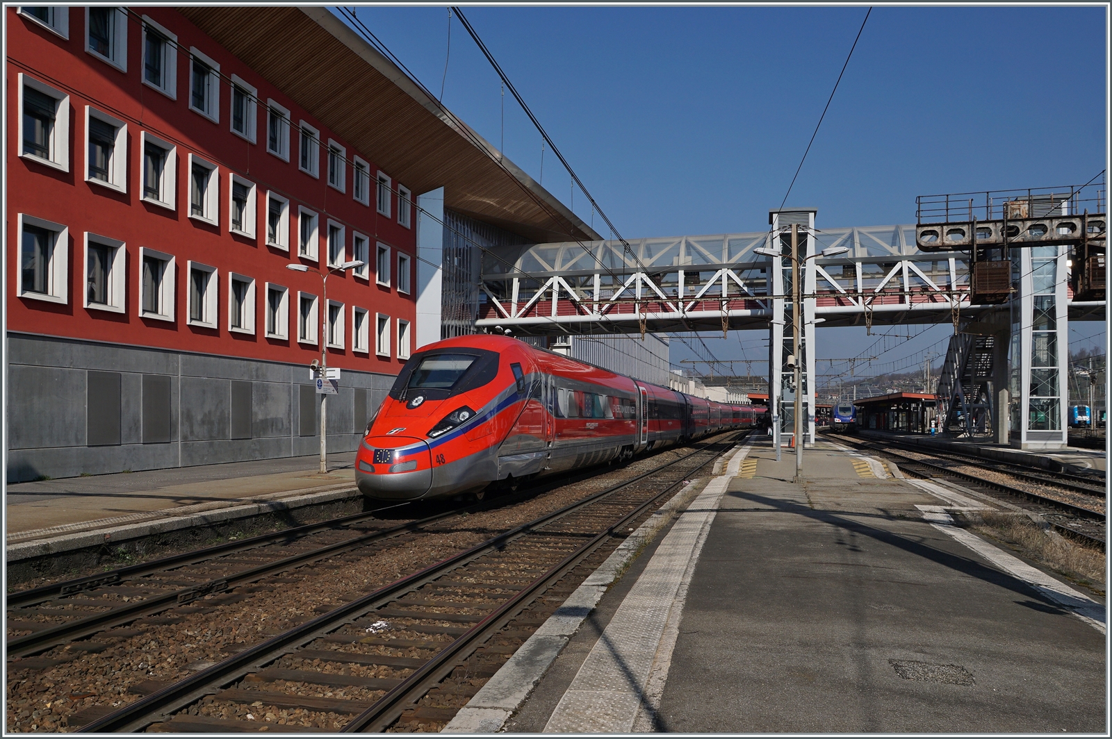 Der Trenitalia FS ETR 400 048 ist als FR 9291 von Paris Gare de Lyon nach Milano Centrale unterwegs und h�lt hier kurz in Chamb�ry-Challes-les-Eaux. 

20. M�rz 2022 