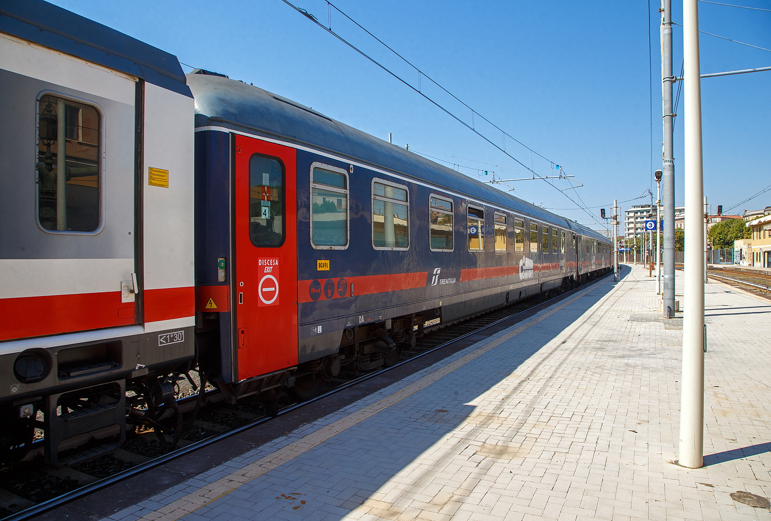 Der Trenitalia intercity notte Comfort Liegewagen 50 83 59-78 115-2 I-TI der Gattung Bc (ex FS 51684), eingereiht als Wagen 4 in den ICN 1959 von Roma Termini nach Syrakus (Siracusa), am 18 Juli 2022 im Bahnhof Catania Centrale. Diese Wagen haben 36 Liegewagenplätze (am Tag Sitzplätze und in der Nacht Liegen) in 9 Abteilen (á 4 Personen). 

Der Wagen ist vom Typ UIC-X T4 ‘98R, die zwischen 1964 und 1988 gebaut wurden. Um die Lebensdauer des UIC-X zu verlängern und zu verbessern, begann FS (später Trenitalia) Mitte der 1990er Jahre mit der Modernisierung einer Reihe von Fernverkehrswagen.

TECHNISCHE DATEN: 
Spurweite: 1.435 mm (Normalspur)
Länge über Puffer: 26.400 mm
Breit: 2.825 mm
Höhe: 4.050 mm
Drehzapfenabstand: 19.000 mm
Achsanstand im Drehgestell: 2.560 mm
Fußbodenhöhe von SO: 1.223 mm
Sitzplätze: 36 (2. Klasse), bzw. bei Nacht Liegen in 9 Abteilen (á 4 Personen)
Eigengewicht: 43 t
Höchstgeschwindigkeit: 160 km/h
Bremsbauart: Freno WU-R (D) 65t
