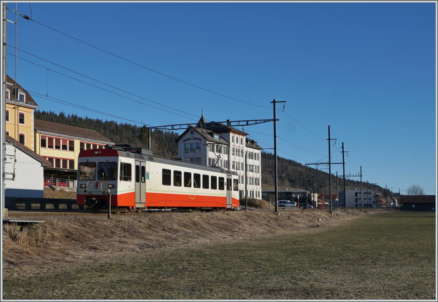 Der TRN (ex. cnm) BDe 4/4 n° 8 erreicht von La Chaux-de-Fonds kommend den kleinen Bahnhof von La Sagne, welcher aber der bedeutenste Zwischenhalt der Strecke darstellt. . 

3. Feb. 2024