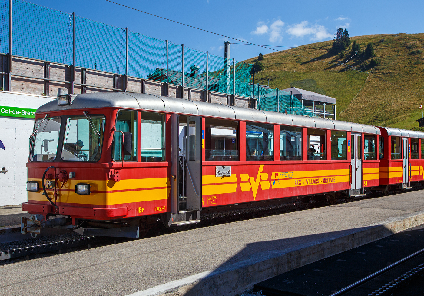 Der vierachsige 2.Klasse Steuerwagen tpc BVB Bt 54, eingereiht in einen Personenzug vor dem Wagen B 51und der Lok 4/4 32 „Villars“ am 10 September 2023 im Bergbahnhof Col-de-Bretaye (1.808 m ü. M.).

Der Wagen wurde 1953 von der SIG (Schweizerische Industrie-Gesellschaft) in Neuhausen am Rheinfall gebaut, die Elektrik ist von der MFO (Maschinenfabrik Oerlikon). Der Wagen hat ein Eigengewicht von 9 t und hat 47 Sitzplätze sowie 50 Stehplätze.

Heute sind diese Garnituren nicht mehr im Planeinsatz. Hier an dem Wochenende (08 bis 10 September 2023) feiert die TPC 125 Jahre BVB! (Les TPC célèbrent les 125 ans du BVB!). So kamen auch historische Züge und Triebwagen zum Einsatz.
