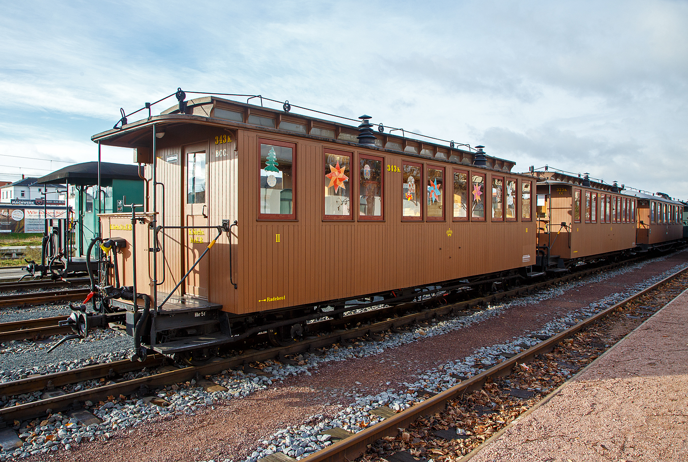 Der vierachsige 750 mm-Schmalspur 2./3. Klasse Abteil-Personenwagen mit Oberlichtdach und Heberleinbremse, KB4 970-316 des Traditionsbahn Radebeul e.V., abgestellt beim Schmalspur-Bahnhof Radebeul Ost (Lößnitzgrundbahn), hier am 07.12.2022. Hier im ehem. Erscheinungsbild der Königlich Sächsischen Staatseisenbahnen (um 1900) als K. Sächs. Sts. E. B. 343 K der Gattung BCC. 

Der Wagen wurde 1901in den Eigenen Werkstätten der K. Sächs. Sts.E.B. gebaut und unter der Nummer 343 K der Gattung 715 (BCC - 2./3. Klasse) in dienstgestellt. Die 4. Klasse schien der K. Sächs. Sts.E.B. anfangs wegen der kurzen Reiseentfernungen entbehrlich, wurde aber ab 1913 dann doch eingeführt. So wurde der Wagen zum CDD 343K (wurde auch1980 als dieser aufgearbeitet). Bei der DRG erhielt er die Nummer DRG K1246, später von der DR zuerst als DR 7.1246 geführt, erhielt er ab 1958 die Bezeichnung DR 970-316, KB 4. Im Jahr 1973 wurde er von der DR aus Cranzahl nach Radebeul umgesetzt und 1980 CDD 343K aufgearbeitet. Seit 2000 ist er Eigentum des Vereins und seit 2011 als BCC 343K.
