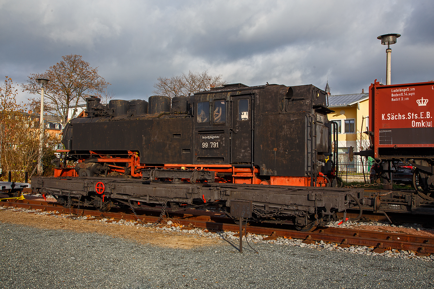 Der vierachsige 750 mm-Schmalspur Langholzwagen bzw. Drehschemelwagen, ex DR 97-25-20 der Gattung HH vom Traditionsbahn Radebeul e.V. abgestellt am 07.12.2022 beim Schmalspur-Bahnhof Radebeul Ost (Lößnitzgrundbahn).

Der Wagen wurde 1926 von der Waggonfabrik Zwickau gebaut, seit 2000 Eigentum des Vereins und war  zuletzt im Radebeuler Planbestand, ist z.Z. aber nicht betriebsfähig. Der kann einzeln als Flachwagen mit hoch gedrehten Rungen verwendet werden, oder für den Langholztransport werden zwei aneinander gekuppelt und das Langholz wird dann auf die Drehschemel mit Rungen geladen und gesichert. 

Dahinter steht die Dampflokomotive 99 791, seit 1993 vor dem Radebeuler Museumszug ausgestellt und seit 2000 im Eigentum des Vereins.
