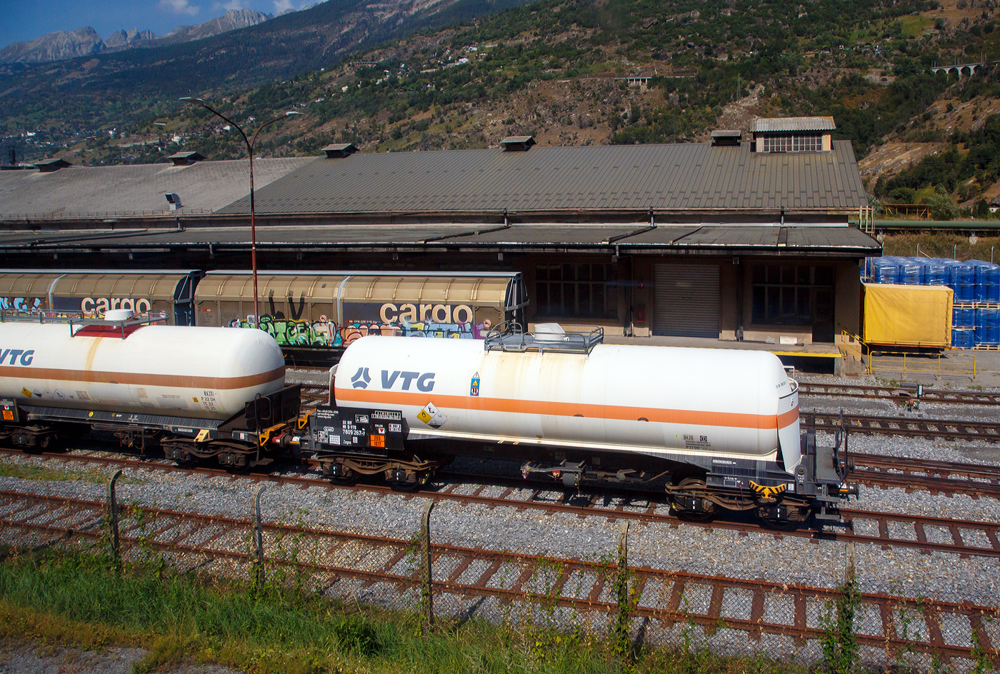 Der vierachsige Drehgestell-Druckgaskesselwagen (Flüssiggas-Kesselwagen für Chlor / Schwefeldioxid), 33 80 7809 287-7 D-VTG, der Gattung Zagns, der VTG AG (Hamburg), laut Anschrift und Gefahrguttafel (265/1017) beladen mit Chlor, am 08 September 2021 abgestellt auf dem Werksgleisen des schweizerischen Chemie- und Pharmaunternehmens Lonza AG in Visp, aufgenommen aus einem Zug heraus. Oben im Hintergrund kann man gut die BLS Lötschberg-Bergstrecke erkennen,

TECHNISCHE DATEN:
Gattung: Zagns (VTG Bez. G75.053D)
Spurweite: 1.435 mm
Länge über Puffer : 14.070 mm
Drehzapfenabstand: 9.030 mm
Achsabstand im Drehgestell: 1.800 mm
Höchstgeschwindigkeit: 100 km/h
Eigengewicht: 27.030 kg
Nutzlast: 62,9 ab Streckenklasse D  
Gesamtvolumen: 52.350 Liter
Behälterwerkstoff : Normalstahl (ESTE 460 bzw. P460/630NL2)
Tankcode: P22DH
Sicherheitseinrichtungen: Überpufferungsschutz TE25 (Tankschutzschild)
Kleinster befahrbarer Gleisbogen: R 35 m
Bremse: KG-GP-A (LL)
Handbremse: Ja, auf Bremserbühne
Intern. Verwendungsfähigkeit: RIV

Die Bedeutung der Gattung Zagns:
Z = Kesselwagen
a = 4 Radsätze 
g = für verdichtete, verflüssigte oder unter Druck gelösten Gasen
n = bei vier Radsätzen höchste Lastgrenze über 60 t
s = zugelassen für Züge bis 100 km/h (beladen)

Die Bedeutung vom Tankcode:
P  =Tank für verflüssigte oder unter Druck gelöste Gase
22 = Mindestberechnungsdruck 22 bar
D  = Tank mit obenliegenden Öffnungen ohne Öffnungen unterhalb des Flüssigkeitsspiegels
H  = luftdicht verschlossener Tank
