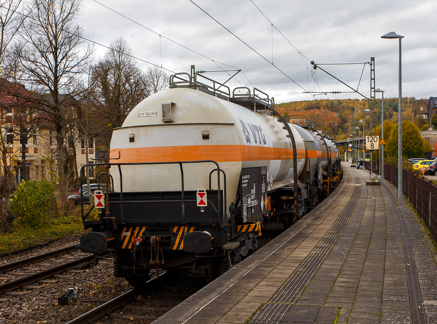 Der vierachsige Drehgestell-Druckgaskesselwagen (Flüssiggas-Kesselwagen für Chlor / Schwefeldioxid), 33 80 7809 254-5 D-VTG, der Gattung Zagns, der VTG AG (Hamburg), laut Anschrift und Gefahrguttafel (265/1017) beladen mit Chlor, am 29 Oktober 2025 im Zugverband bei der Zugdurchfahrt in Kirchen/Sieg.

Der Wagen wurde von 2006 von dem slowakischen Güterwagenhersteller Tatravagónka a.s. in Poprad gebaut. 

Diese Wagen sind speziell für den Transport von Schwefeldioxid und Chlor bestimmt (Stoffe der Klassen 2TC und 2TOC nach RID). Die Befüllung und Entleerung geschieht von oben, durch Phönix-Ventile der Bauart 309.40 (DN40/PN25). Dies ist eine Tankwagenventil-Kombination mit pneumatisch betätigtem Schnellschlussventil mit Faltenbalg und federbelastetem Kugelrückschlagventil.

An Sicherheitseinrichtungen besitzen die Wagen einen Überpufferungsschutz TE25 (Tankschutzschild), verriegelbare eine Ventilschutzhaube auf dem Tankscheitel, sowie Crashpuffer.

TECHNISCHE DATEN:
Gattung: Zagns (VTG Bez. G75.053D)
Spurweite: 1.435 mm (Normalspur)
Länge über Puffer: 14.070 mm
Drehzapfenabstand: 9.030 mm
Achsabstand im Drehgestell: 1.800 mm
Drehgestelltyp: Y25Ls1-K
Höchstgeschwindigkeit: 100 km/h
Eigengewicht: 26.700 kg
Nutzlast: 63,3 t ab Streckenklasse D, auf DB-Netz ab CM 57,3 t
Gesamtvolumen: 52.850 Liter
Behälterwerkstoff: Normalstahl (ESTE 460 bzw. P460/630NL2), 10,5 mm dick
Durchmesser des Kessels: 2 500 mm
Tankcode: P22DH
Kleinster befahrbarer Gleisbogen: R 35 m
Bremse: KG-GP-A (LL)
Handbremse: Ja, auf Bremserbühne
Intern. Verwendungsfähigkeit: RIV

Die Bedeutung der Gattung Zagns:
Z = Kesselwagen
a = 4 Radsätze 
g = für verdichtete, verflüssigte oder unter Druck gelösten Gasen
n = bei vier Radsätzen höchste Lastgrenze über 60 t
s = zugelassen für Züge bis 100 km/h (beladen)

Die Bedeutung vom Tankcode:
P  =Tank für verflüssigte oder unter Druck gelöste Gase
22 = Mindestberechnungsdruck 22 bar
D  = Tank mit obenliegenden Öffnungen ohne Öffnungen unterhalb des Flüssigkeitsspiegels
H  = luftdicht verschlossener Tank
