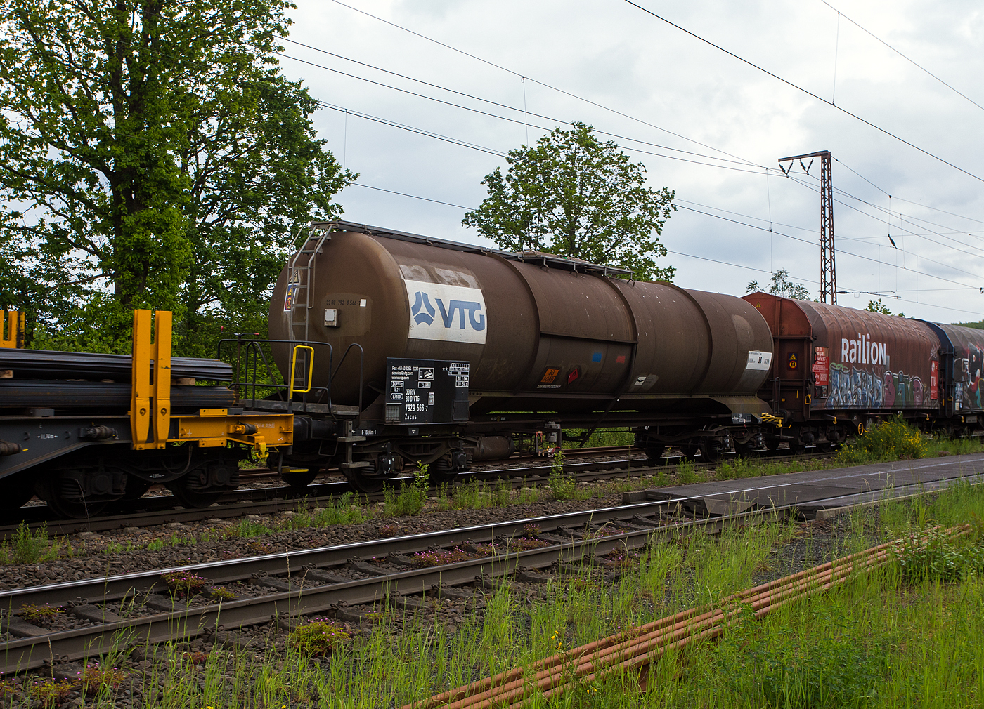Der vierachsige Drehgestell-Kesselwagen (oben entleerender  Chemiekesselwagen) 33 80 7929 566-7 D-VTG der Gattung Zacns (VTG-Typ C25.091D). der VTG Rail Europe GmbH (Hamburg), laut Gefahrguttafel/Warntafel 33/1089 sowie Anschrift ist Acetaldehyd  (auch Ethanal genannt), am 22 Mai 2024 im Zugverband bei der Zugdurchfahrt in Rudersdorf (Kreis Siegen).

Der der Tank (Behälter) ist aus Normalstahl (P355N) gefertigt. Für die Restmengenentleerung besitzt der Tank eine beidseitige Tankneigung  zur Tankmitte von 0,5° sowie eine Sumpfmulde.

TECHNISCHE DATEN:
Gattung: Zacns
Spurweite: 1.435 mm (Normalspiur)
Anzahl der Achsen: 4 (in 2 Drehgestellen)
Länge über Puffer : 16.660 mm
Drehzapfenabstand: 11.660 mm
Achsabstand im Drehgestell: 1.800 mm
Laufraddurchmesser: 920 mm (neu)
Höchstgeschwindigkeit: 100 km/h (leer 120 km/h)
Eigengewicht: 24.650 kg
Nutzlast: 65,3 t ab Streckenklasse D / DB CM 59,3 t
Gesamtvolumen: 87.900  Liter
Tankcode: L10DH 
Behälterabmessung: Ø 2.850 mm x 14.850 mm lang
Kleinster befahrbarer Gleisbogen: R= 35 m
Bremse: KE-GP (K)
Bremssohle: J816M (Komposit-Bremssohle, kurz K-Sohle)
Intern. Verwendungsfähigkeit: RIV

Die Bedeutung der Gattung Zacns:
Z = Kesselwagen
a = 4 Radsatz
c = mit Entladung unter Druck
n = mit vier Radsätzen höchste Lastgrenze über 60 t
s = zugelassen für Züge bis 100 km/h (beladen)

Bedeutung des Tankcode L10DH: 
L = Tank für Stoffe in flüssigem Zustand 
10 = zutreffender Mindestprüfdruck in bar
D = Tank mit obenliegenden Öffnungen ohne Öffnungen unterhalb des Flüssigkeitsspiegels (Befüllen oder Entleeren oben)
H = luftdicht verschlossener Tank
Max. Betriebsdruck: 7,5 bar

Bedeutung der Warntafel 33/1089: 	
33 (Gefahrnummer) = eicht entzündbarer flüssiger Stoff (Flammpunkt unter 23 °C)
1089 (UN-Nummer) = Acetaldehyd  (auch Ethanal genannt)

