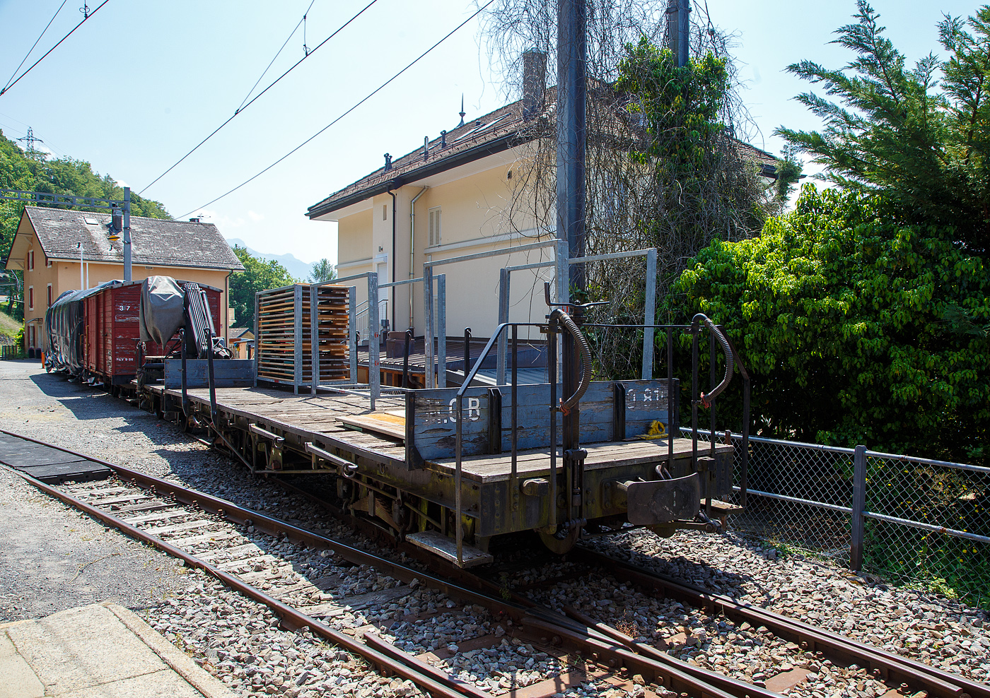 Der vierachsige Flachwagen mit Rungen, Stirnborde und einer offenen Bremserbühne ex MOB O 810 (Montreux Oberland Bernois / Montreux-Berner Oberland-Bahn), heute im Bestand der Museumsbahn Blonay–Chamby, abgestellt am 27.05.2023 beim Bahnhof Chamby.

Der Wagen wurde 1905 von der Waggon- und Maschinenfabrik Aktien-Gesellschaft vorm. Busch in Bautzen für die MOB gebaut. Im Jahr 1989 ging er an die Museumsbahn BC.

TECHNISCHE DATEN:
Typ: 0
Baujahr: 1905
Hersteller: Busch in Bautzen
Spurweite: 1.000 mm (Meterspur)
Achsanzahl: 4
Länge über Puffer: 10.500 mm
Drehzapfenabstand: 5.500 mm
Achsabstand im Drehgesell: 1.200 mm
Eigengewicht: 7,8 t
Nutzlast: 12 t

Quellen: Museumsbahn BC
