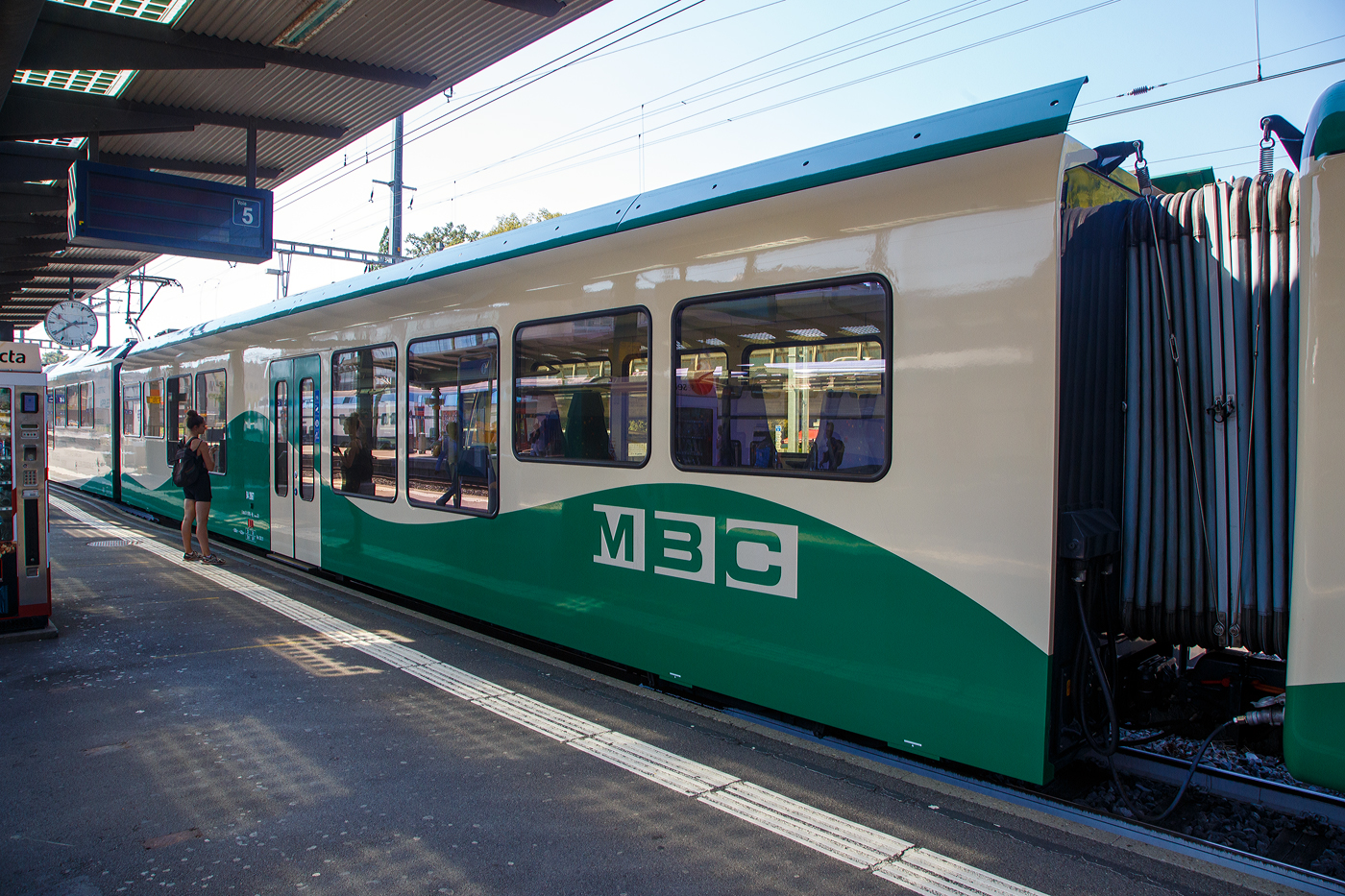 Der vierachsige Niederflurzwischenwagen BAM/MBC B 2067, eingereiht in einen MBC Pendelzug, steht am  07 September 2023 im Bahnhof Morges.

Diese drei von Stadler 2010 gebauten Niederflurzwischenwagen (B 2065–2067) der MBC bildeten den Ausgangspunkt f�r die Konstruktion der Stadler Westschweizer Meterspur Niederflur-Triebwagen.

TECHNISCHE DATEN Niederflurzwischenwagen:
Hersteller:  Stadler Bussnang AG
Baujahr: 2010
Spurweite: 1.000 mm (Meterspur)
Achsfolge: 2' 2' (2 Achsen in 2 Drehgestellen)
L�nge �ber Puffer: 20.000 mm
Fahrzeugbreite: 2.650 mm
Fahrzeugh�he: 4.020 mm
Drehzapfenabstand: 14.200 mm
Achsabstand im Drehgestell: 1.800 mm
Laufraddurchmesser: 770 mm (neu)
Eigengewicht: 23t
H�chstgeschwindigkeit: 100 km/h
Sitzpl�tze: 64 (2. Klasse)
Kupplungstyp: +GF+ 

Quelle: Stadler Rail, Anschriften am Fahrzeug und Wikipedia