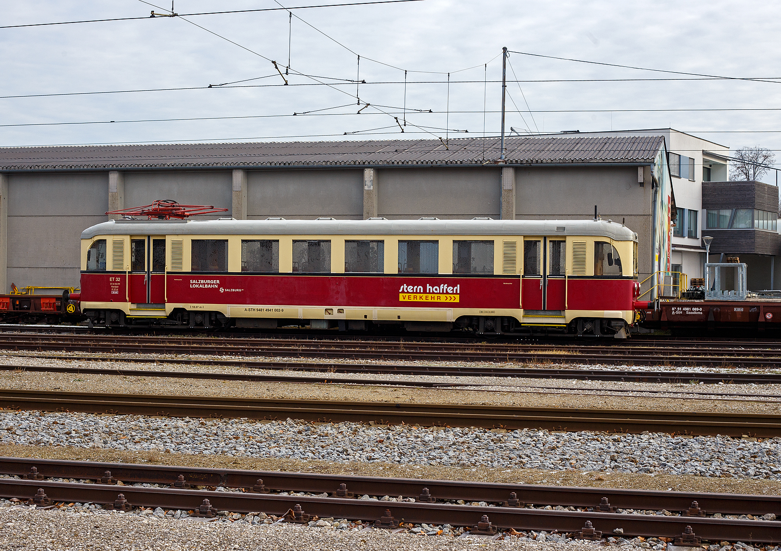 Der vierachsige Normalspur Elektrotriebwagen SLB ET 32 eine Dauerleihgabe der Salzburger Lokalbahn an Stern & Hafferl Verkehrsgesellschaft m.b.H. (StH), dort geführt als ET 20.114 (A-STH 94 81 4941 002-9), ist am 14 Januar 2025 beim Bahnhof Vorchdorf-Eggenberg abgestellt. 

Die ET 31 bis 33 der SLB - Salzburger Lokalbahnen sowie die ET 22.106–107 der Stern & Hafferl (Linzer Lokalbahn) sind vierachsige elektrische Triebwagen die 1951 von der SGP Simmering-Graz-Pauker AG, mir der elektrischen Ausrüstung von ELIN, gebaut. Auf der LILO (Linzer Lokalbahn).  trugen sie aufgrund ihrer Herkunft den Spitznamen „Grazer Triebwagen“. Es wurden weiters zwölf baulich gleichartige Beiwagen beschafft.

Die Beweggründe von Stern & Hafferl zur Bestellung der Neufahrzeuge glich denen der SLB. Es wurden zwei Triebwagen und se chs Beiwagen bestellt, Auf der LILO, konnten durch die neuen Triebwagen eine „80-prozentige Fahrplanverbesserung erzielt“ werden. Die Führerstände erhielten zwischenzeitlich modernisierte Führertische und der Fahrgastraum wurde mit komfortableren Sitzen ausgestattet. Die zunehmend als schwerfällig empfundenen Fahrzeuge wurden ab 1988 von moderneren und schnelleren Gebrauchtfahrzeugen auf die Nebenstrecke Neumarkt-Kallham – Waizenkirchen verdrängt und sind dort nach wie vor aktiv. Ihre Abstellung ist nach der Anschaffung weiterer moderner Fahrzeuge geplant.

Technik und Ausstattung:
Die 18.070 mm langen Fahrzeuge laufen auf zwei zweiachsigen Drehgestellen mit 2.800 mm Achsstand, als Primärfederung sind Schraubenfedern und als Sekundärfederung Blattfedern verbaut. Die Drehzapfen sind 10.400 mm entfernt. Die Fahrzeuge der SLB besitzen eine bei Straßenbahnen übliche Compactkupplung, die bei Stern & Hafferl eingesetzten Wagen verfügen hingegen über eine normale Eisenbahn Schraubkupplung mit Puffern.

Der Antrieb erfolgt durch vier je 120 PS starke Tatzlager-Gleichstrommotoren von ELIN, welche über eine Schützensteuerung der Österreichischen Siemens-Schuckert-Werke (SLB) bzw. ELIN (Stern & Hafferl) angesteuert werden. Dadurch wäre theoretisch eine Vielfachsteuerung möglich gewesen, diese wurde jedoch nie umgesetzt. Die Stromabnahme erfolgte über einen (SLB) bzw. zwei (LILO) Scherenstromabnehmer Type SS 46, welcher auch bei den N1 der Wiener Stadtbahn verwendet wurde. Diese wurden mittlerweile bei allen Triebwagen durch moderne Typen mit Doppelschleifstücken ersetzt. 

TECHNISCHE DATEN:
Spurweite: 1.435 mm (Normalspur)
Baujahr: 1951
Länge: 18.070 mm
Drehzapfenabstand: 10.400 mm
Achsabstand im Drehgestell: 2.800 mm
Raddurchmesser: 900 mm (neu)
Eigengewicht: 37,5 t
Leistung: 376 kW (480 PS)
Anzahl der Fahrmotoren: 4
Antrieb: Tatzlagerantrieb
Höchstgeschwindigkeit: 60 km/h
Stromsystem: 750 V = (LILO)
Sitzplätze: 64
