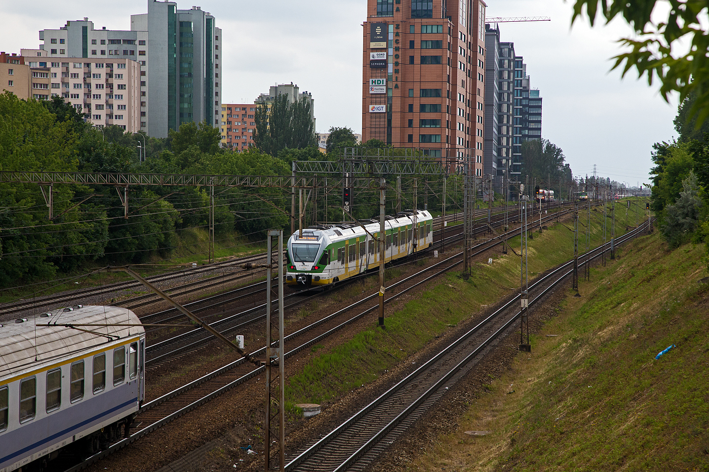 Der vierteilige elektrische Triebzüge vom Typ Stadler Flirt ED75-001 (2 140 000 -2) der Koleje Mazowieckie - KMKOL (Masowische Eisenbahnen), hat am 26 Juni 2017 den Bahnhof Warszawa Ochota (in Warschau) verlassen.

Als Resultat einer Ausschreibung in Polen konnten Ende Juni 2006 die Verträge für 14 vierteilige Flirt für den Verkehr in den Regionen Masowien (zehn Einheiten) und Schlesien (vier Einheiten) in Polen unterzeichnet werden. Das Auftragsvolumen belief sich auf rund 100 Millionen Schweizer Franken und umfasste auch Serviceleistungen und die Schulung des Personals. Die Ablieferung der Fahrzeuge erfolgte zwischen Herbst 2007 und Ende 2008. Mit dem Gewinn der Ausschreibung einher ging der Entscheid von Stadler Rail, im polnischen Siedlce eine Tochtergesellschaft für die Endmontage der Züge zu gründen. Einerseits wird dadurch versucht, sich auf dem polnischen Markt zu etablieren und weitere Fahrzeuge zu verkaufen, andererseits ist es damit möglich, die Kosten gegenüber einer vollständigen Fertigung in der Schweiz oder in Deutschland zu senken.

Ab Frühling 2014 wurden 20 zweiteilige Flirt 3 für den Verkehr im Großraum Łódź (Łódzka Kolej Aglomeracyjna ŁKA) geliefert. 2015 nahm PKP Intercity 20 achtteilige elektrische Flirt 3 für den Fernverkehr Polens in Betrieb. Die Triebzüge in Fernverkehrsausführung sind mit Wagen erster und zweiter Klasse sowie mit einem Bistroabteil ausgestattet. Im Januar 2018 schlossen Koleje Mazowieckie und Stadler Polska eine Rahmenvereinbarung über die Lieferung von weiteren 71 elektrischen Flirt ab. Die Bestellung ist der größte Auftrag für den Kauf von Schienenfahrzeugen in der Geschichte der polnischen Eisenbahnen. Die im Werk Siedlce hergestellten Züge werden in sechs Serien geliefert.
