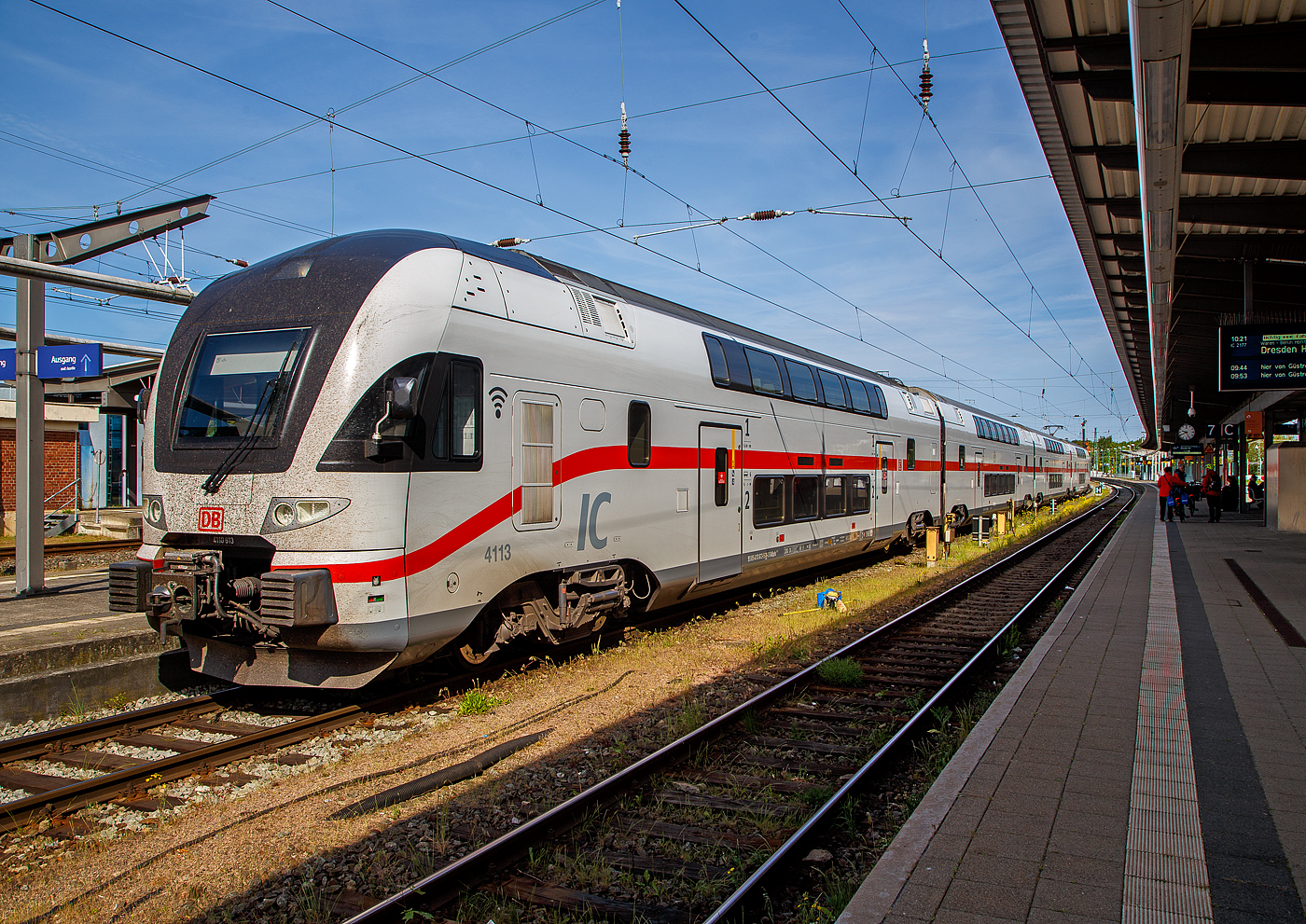 Der vierteilige Stadler KISS - IC2 4113 der Baureihe 4110 (ex Westbahn) der DB Fernverkehr AG hat am 16.05.2022, als IC 2274 von Dresden Hbf, via Berlin Hbf und Waren(Müritz) den Hbf Rostock, erreicht. 

Diese vierteilige Stadler KISS - Garnitur IC 4113 besteht aus 93 85 4110 113-6 CH-DB / 93 85 4110 413-0 CH-DB / 93 85 4110 513-7 CH-DB / 93 85 4110 613-5 CH-DB. 

Die Triebzüge wurden 2017 von der Stadler Rail AG für die österreichische WESTbahn gebaut, seit Dezember 2019 sind, 9 dieser KISS. bei der DB Fernverkehr AG. Nach Anpassungen erfolgte die Betriebsaufnahme im März 2020. Diese Triebzüge sind in der Schweiz eingestellt/registriert und haben die Zulassungen für die Schweiz, Österreich und Deutschland. Eigentlich wollte die DB die Züge um ein Wagenteil verlängern, da dies aber eine komplette neue Zulassung durch das EBA erfordert hätte, hat man davon Abstand genommen. 

 KISS  - das heißt: Komfortabler Innovativer Spurtstarker S-Bahn-Zug. Aber nicht nur die DB Regio AG setzt auf die  KISS -Doppelstockzüge des Schweizer Herstellers Stadler Rail bzw. Stadler Pankow, auch DB Fernverkehr erweitert seine Intercity 2-Flotte durch den Kauf von 17 hochwertigen gebrauchten Doppelstockzügen dieses Typs, die bisher bei der österreichischen Westbahn im Einsatz waren. Die Fahrzeuge sind größtenteils erst zwei Jahre alt und haben bei den Kunden in Österreich höchste Zufriedenheitswerte erreicht.

Ursprünglich wurde das Fahrzeugkonzept für S-Bahnen entwickelt. Längst ist die KISS-Plattform aber weiterentwickelt worden für schnelle Regional-Express-Linien und es gibt sogar eine Fernverkehrsvariante mit sehr komfortabler Innenausstattung und einer Druckertüchtigung für das Befahren von Tunnels mit 200 km/h und einem entgegenkommenden 300 km/h-Zug. Mit einer S-Bahn hat das nur noch in einer Disziplin zu tun: Nämlich eine enorm gute Beschleunigung!

Die hochwertigen Kiss-Züge, die bisher bei der Westbahn fuhren, sind bis zu 200 km/h schnell und bestehen aus vier bzw. sechs Wagen. Nach den Anpassungen für den Intercity-Einsatz verfügen sie über rund 300 bzw. 470 Sitzplätze. Auf zwei Etagen gibt es komfortable Sitzlandschaften und viel Bewegungsfreiheit. Die Fahrzeuge sind mit WLAN und Steckdosen (je Sitzplatz eine) ausgestattet sowie einem modernen Fahrgastinformationssystem. Auch ein gastronomischer Service mit heißen und kalten Getränken, süßen und herzhaften Snacks sowie frischen Baguettes ist vorgesehen. Die vorhandenen Bereiche für Reisende mit Mobilitätseinschränkungen, für Gepäck und Fahrräder werden entsprechend üblicher DB-Standards sukzessive erweitert.

Zahlen, Daten, Fakten:
Betriebsaufnahme: März 2020 
Zugkonzept: Doppelstock-Triebwagen 
Hersteller: Stadler Rail 
Anzahl Züge: 9 
Anzahl Wagen pro Zug: 4 (2 angetriebene Endwagen und 2 Mittelwagen) 
Zuglänge: 100 Meter 
Zugelassene Höchstgeschwindigkeit: 200 km/h 
Leistung eines Triebzuges: 4.000 kW Dauerlast, 6.000 kW Spitzenlast
