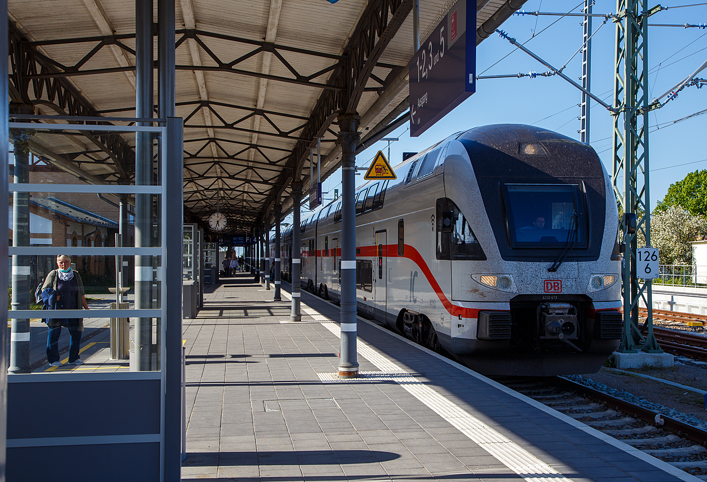 Der vierteilige Stadler KISS - IC2 4113 der Baureihe 4110 (ex Westbahn) der DB Fernverkehr AG steht am 15 Mai 2022, als IC 2275 von Warnem�nde via Rostock und Berlin nach Dresden Hbf, im Bahnhof Warnem�nde zur Abfahrt bereit.

Dieser vierteilige Stadler KISS - Garnitur IC 4113 besteht aus 93 85 4110 113-6 CH-DB / 93 85 4110 413-0 CH-DB / 93 85 4110 513-7 CH-DB / 93 85 4110 613-5 CH-DB.

Die Triebz�ge wurden 2017 von der Stadler Rail AG f�r die �sterreichische WESTbahn gebaut, seit Dezember 2019 sind, 9 dieser KISS. bei der DB Fernverkehr AG. Nach Anpassungen erfolgte die Betriebsaufnahme im M�rz 2020. Diese Triebz�ge sind in der Schweiz eingestellt/registriert und haben die Zulassungen f�r die Schweiz, �sterreich und Deutschland. Eigentlich wollte die DB die Z�ge um ein Wagenteil verl�ngern, da dies aber eine komplette neue Zulassung durch das EBA erfordert h�tte, hat man davon Abstand genommen.

 KISS  - das hei�t: Komfortabler Innovativer Spurtstarker S-Bahn-Zug. Aber nicht nur die DB Regio AG setzt auf die  KISS -Doppelstockz�ge des Schweizer Herstellers Stadler Rail bzw. Stadler Pankow, auch DB Fernverkehr erweitert seine Intercity 2-Flotte durch den Kauf von 17 hochwertigen gebrauchten Doppelstockz�gen dieses Typs, die bisher bei der �sterreichischen Westbahn im Einsatz waren. Die Fahrzeuge sind gr��tenteils erst zwei Jahre alt und haben bei den Kunden in �sterreich h�chste Zufriedenheitswerte erreicht.
