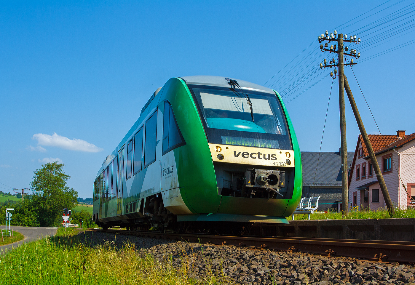 Der VT 202 (95 80 0640 102-9 D-VCT), ein Alstom Coradia LINT 27, der damaligen vectus Verkehrsgesellschaft mbH, als RB 28  Oberwesterwaldbahn  von Altenkirchen nach Westerburg, am 09 Juli 2013 beim Haltepunkt Enspel (Ww). 

Damals wurde die Linie noch als RB 28 geführt, mit dem Fahrplanwechsel am 14.12.2014 wurde Linie zur RB 90 „Westerwald-Sieg-Bahn“ und zwischen Siegen über Au/Sieg und Altenkirchen nach Limburg/Lahn durchgebunden.

Auch den Triebwagen gibt es in dieser Farbgebung nicht mehr, der Triebwagen wurde 2004 von der Alstom LHB GmbH (vormals LHB - Linke-Hofmann-Busch GmbH) in Salzgitter-Watenstedt unter der Fabriknummer 1187-002 für die vectus Verkehrsgesellschaft mbH gebaut, mit dem Fahrplanwechsel am 14.12.2014 wurden alle Fahrzeuge der vectus nun Eigentum der HLB, wo er heute noch im Einsatz ist.

Zur LHB - Linke-Hofmann-Busch GmbH
Die Linke-Hofmann-Busch GmbH (LHB) war bis Anfang der 1990er Jahre Teil der Salzgitter-Gruppe. 1994 kaufte die GEC-Alsthom 51% der Anteile der LHB. Der Konzern wurde 1998 in Alstom LHB umbenannt. Seit April 2009 firmiert das Unternehmen als Alstom Transport Deutschland GmbH – der Name Linke-Hofmann-Busch ist somit nach 170 Jahren Unternehmensgeschichte verschwunden, die Adresse Linke-Hofmann-Busch-Straße 1 in Salzgitter erinnert noch an die Geschichte der Firma an diesem Standort.
