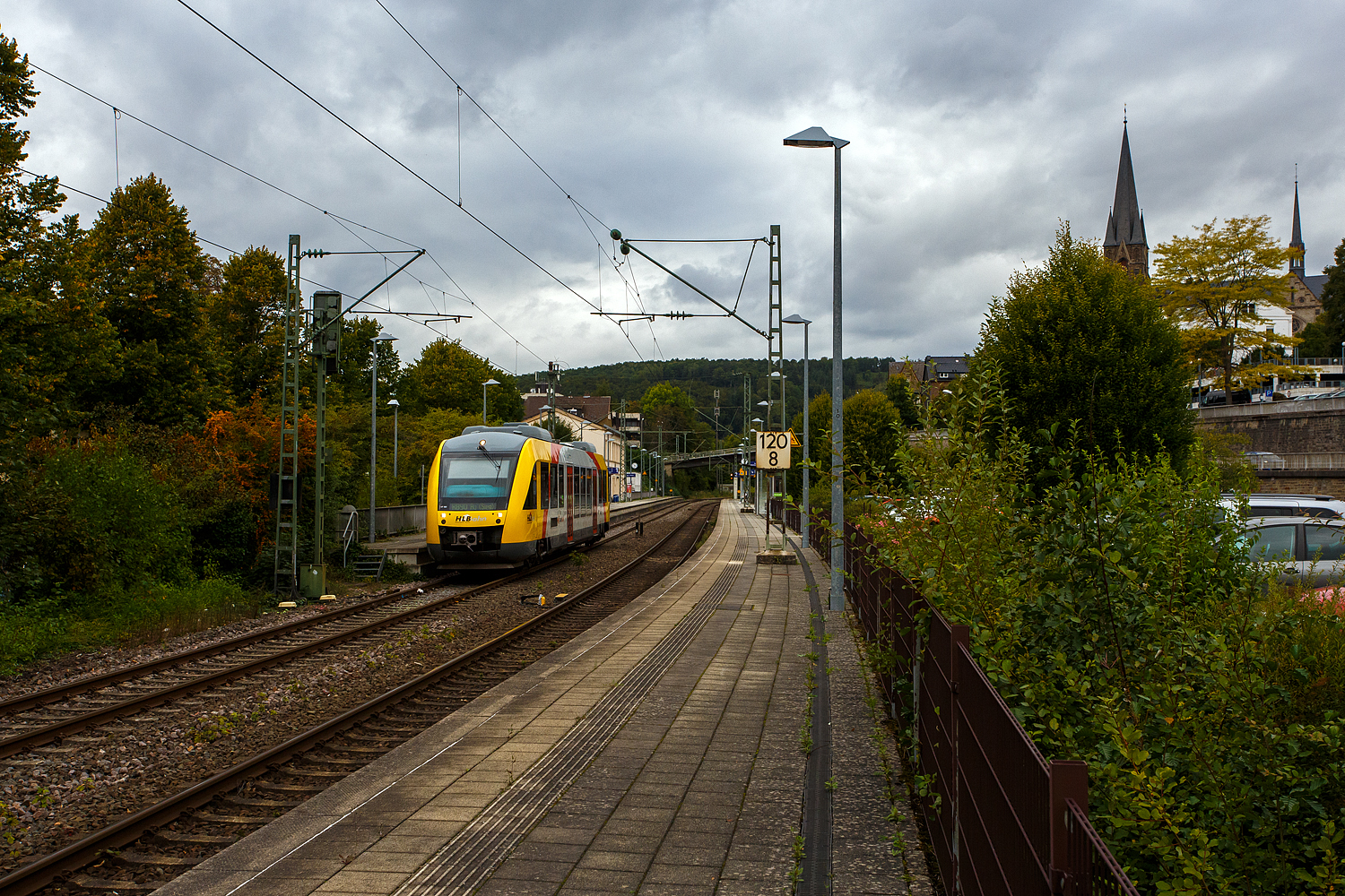 Der VT 203 ABp (95 80 0640 103-7 D-HEB), ein Alstom Coradia LINT 27 der HLB, ex vectus VT 203, verlässt am 18 September 2025 den Bahnhof Kirchen/Sieg und fährt, als RB 90  Westerwald-Sieg-Bahn  (Siegen - Betzdorf/Sieg – Au/Sieg) weiter in Richtung Betzdorf/Sieg.

Der Alstom Coradia LINT 27 wurde 2004 von Alstom (vormals Linke-Hofmann-Busch GmbH (LHB) in Salzgitter-Watenstedt unter der Fabriknummer 1187-003 gebaut und an die vectus Verkehrsgesellschaft mbH, mit dem Fahrplanwechsel am 14.12.2014 wurden alle Fahrzeuge der vectus nun Eigentum der HLB.