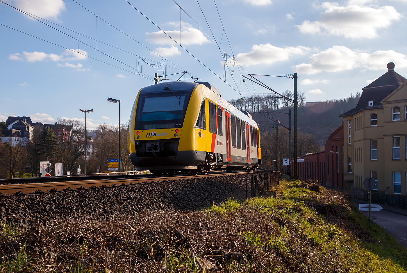 Der VT 209 ABp (95 80 0640 109-4 D-HEB), ein Alstom Coradia LINT 27 der HLB (Hessische Landesbahn). ex Vectus VT 209, erreicht am 21.02.2023 bald den Bahnhof Kirchen (Sieg) Er f�hrt als RB 90  Westerwald-Sieg-Bahn  die Verbindung Siegen – Au(Sieg) - Altenkirchen – Westerburg – Limburg(Lahn).

Rechts im Bild die ehemalige Lokomotivfabrik Arnold Jung Jungenthal, wo mehr als 12.000 Lokomotiven gefertigt  wurden, unter anderem 1959 mit der 23 105 die letzte Neubaudampflok der DB.