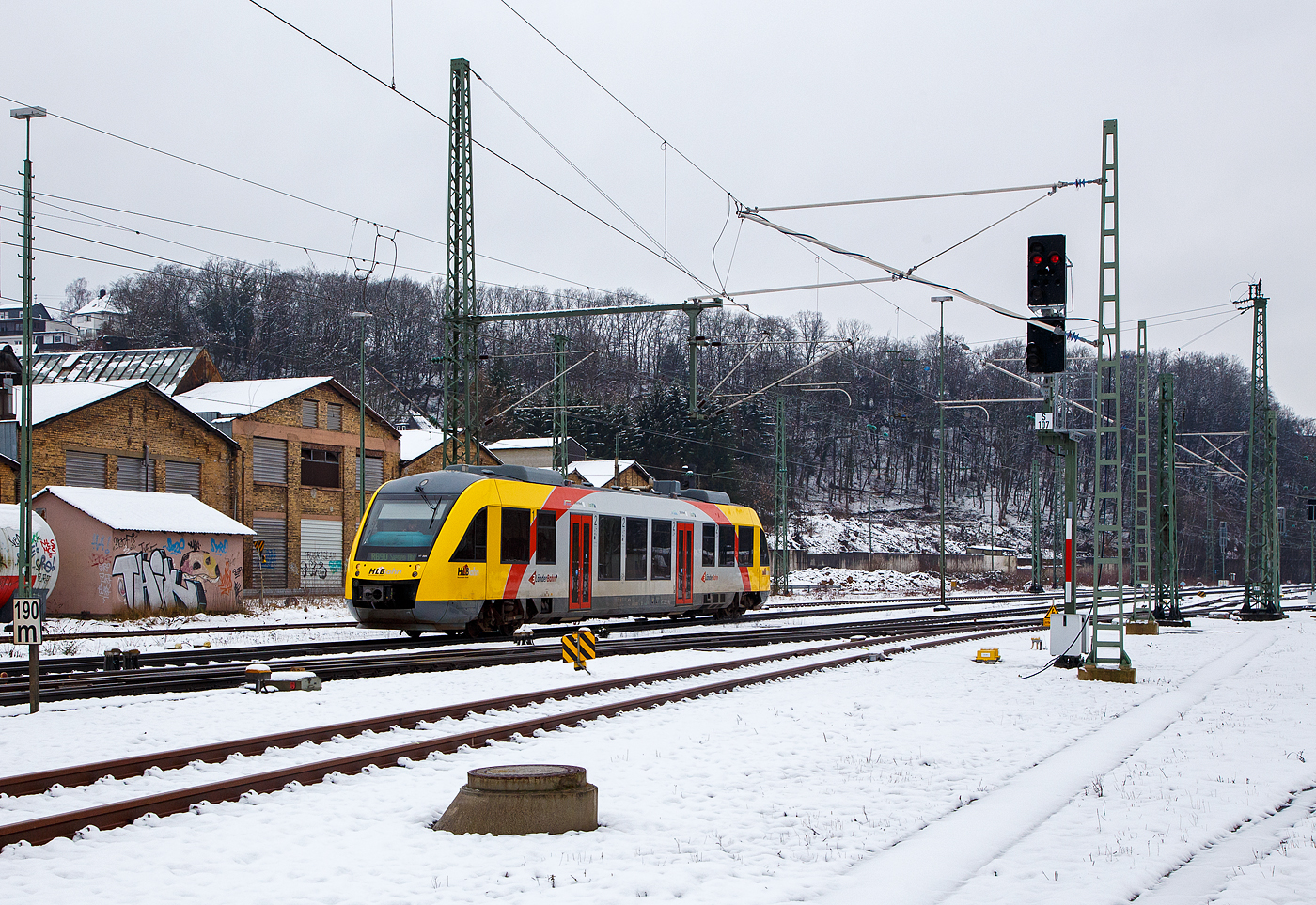 Der VT 209 ABp (95 80 0640 109-4 D-HEB), ein Alstom Coradia LINT 27 der HLB (Hessische Landesbahn). ex Vectus VT 209, erreicht am 08.03.2023 den Bahnhof Betzdorf (Sieg). Er fährt als RB 90  Westerwald-Sieg-Bahn  die Verbindung Altenkirchen(Westerwald) – Au(Sieg) – Siegen.

Der Alstom Coradia LINT 27 wurde 2004 von der ALSTOM Transport Deutschland GmbH (vormals LHB - Linke-Hofmann-Busch GmbH) in Salzgitter-Watenstedt unter der Fabriknummer 1187-009 gebaut und an die vectus Verkehrsgesellschaft mbH, mit dem Fahrplanwechsel am 14.12.2014 wurden alle Fahrzeuge der vectus nun Eigentum der HLB.