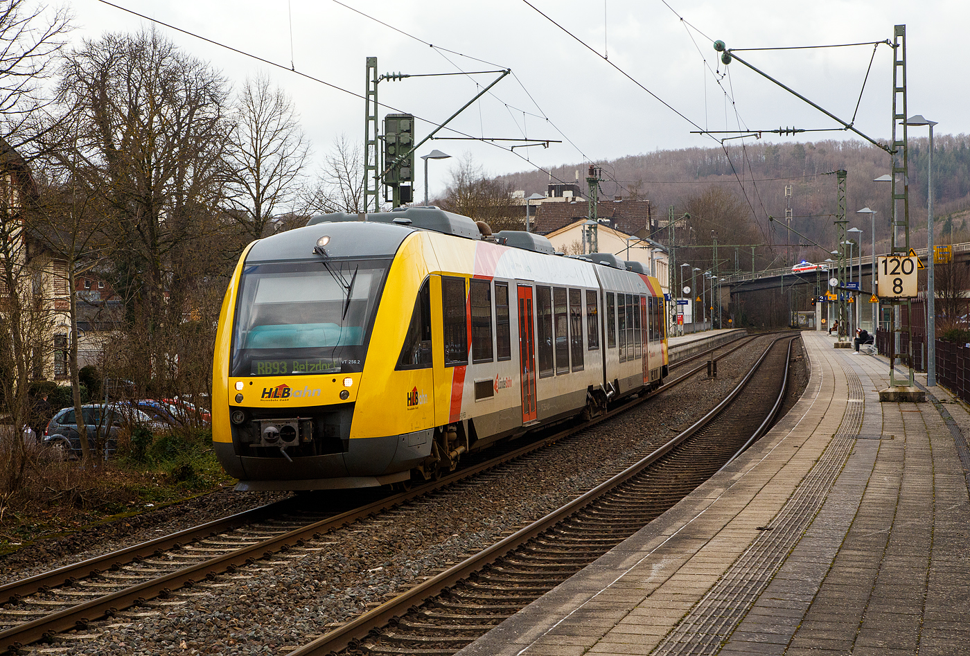 Der VT 256 (95 80 0648 156-7 D-HEB / 95 80 0648 656-6 D-HEB), ein Alstom Coradia LINT 41 der HLB - Hessische Landesbahn (3LänderBahn) verlässt am 04.02.2023, als RB 93 Rothaarbahn (Bad Berleburg - Kreuztal - Siegen Hbf - Betzdorf), den Bahnhof Kirchen (Sieg) und fährt weiter in Richtung Ziel Betzdorf.

Der Dieseltriebzug wurde 2004 unter der Fabriknummer 1188-006 von ALSTOM Transport Deutschland GmbH (vormals LHB) in Salzgitter-Watenstedt gebaut und als VT 256 an die vectus Verkehrgesellschaft mbH geliefert. Mit dem Fahrplanwechsel am 14.12.2014 wurden alle Fahrzeuge der vectus dann Eigentum der HLB.