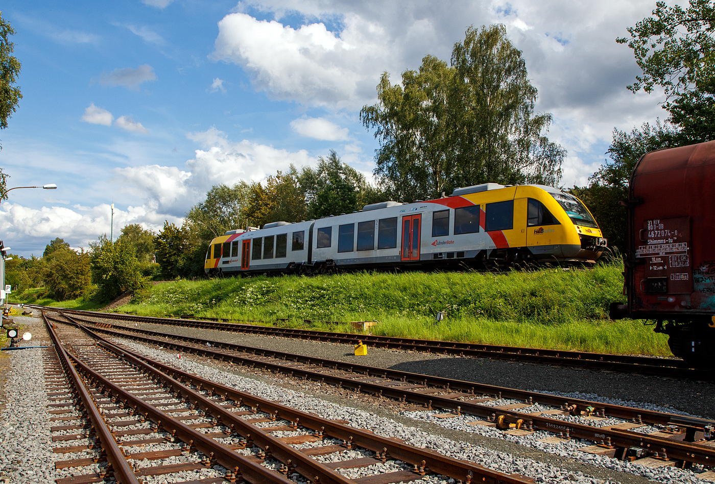 Der VT 257 (95 80 0648 157-5 D-HEB / 95 80 0648 657-4 D-HEB) ein Dieseltriebzug vom Typ Alstom Coradia LINT 41 der HLB (Hessische Landesbahn), ex Vectus VT 257, erreicht als RB 96 „Hellertalbahn“ (Neunkirchen – Herdorf – Betzdorf) bald den Bahnhof Herdorf. 

Der LINT 41 wurde 2004 von Alstom (LHB) in Salzgitter –Watenstedt unter der Fabriknummer 1188-007 für die vectus Verkehrsgesellschaft mbH gebaut, mit dem Fahrplanwechsel am 14.12.2014 wurden alle Fahrzeuge der vectus nun Eigentum der HLB.
