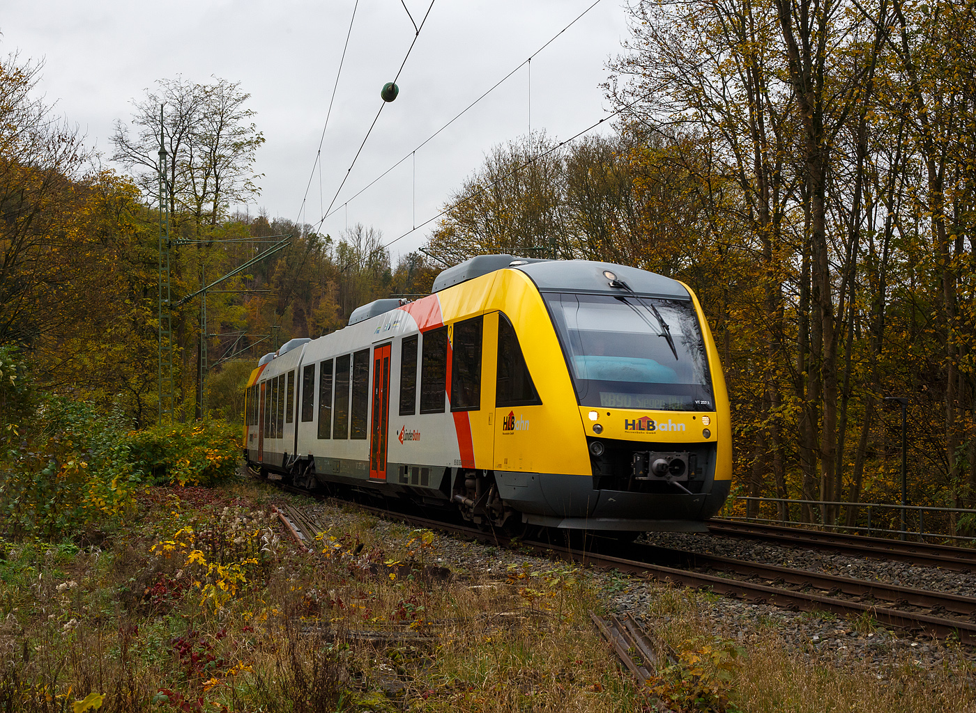 Der VT 257 (95 80 0648 157-5 D-HEB / 95 80 0648 657-4 D-HEB) ein Dieseltriebzug vom Typ Alstom Coradia LINT 41 der HLB (Hessische Landesbahn), ex Vectus VT 257, erreicht am 02 November 2024, als RB 90  Westerwald-Sieg-Bahn  (Altenkirchen/Westerwald - Au/Sieg - Betzdorf/Sieg – Siegen), nun bald den Bahnhof Kirchen/Sieg.

Der LINT 41 wurde 2004 von Alstom (LHB) in Salzgitter –Watenstedt unter der Fabriknummer 1188-007 für die vectus Verkehrsgesellschaft mbH gebaut, mit dem Fahrplanwechsel am 14.12.2014 wurden alle Fahrzeuge der vectus nun Eigentum der HLB.

