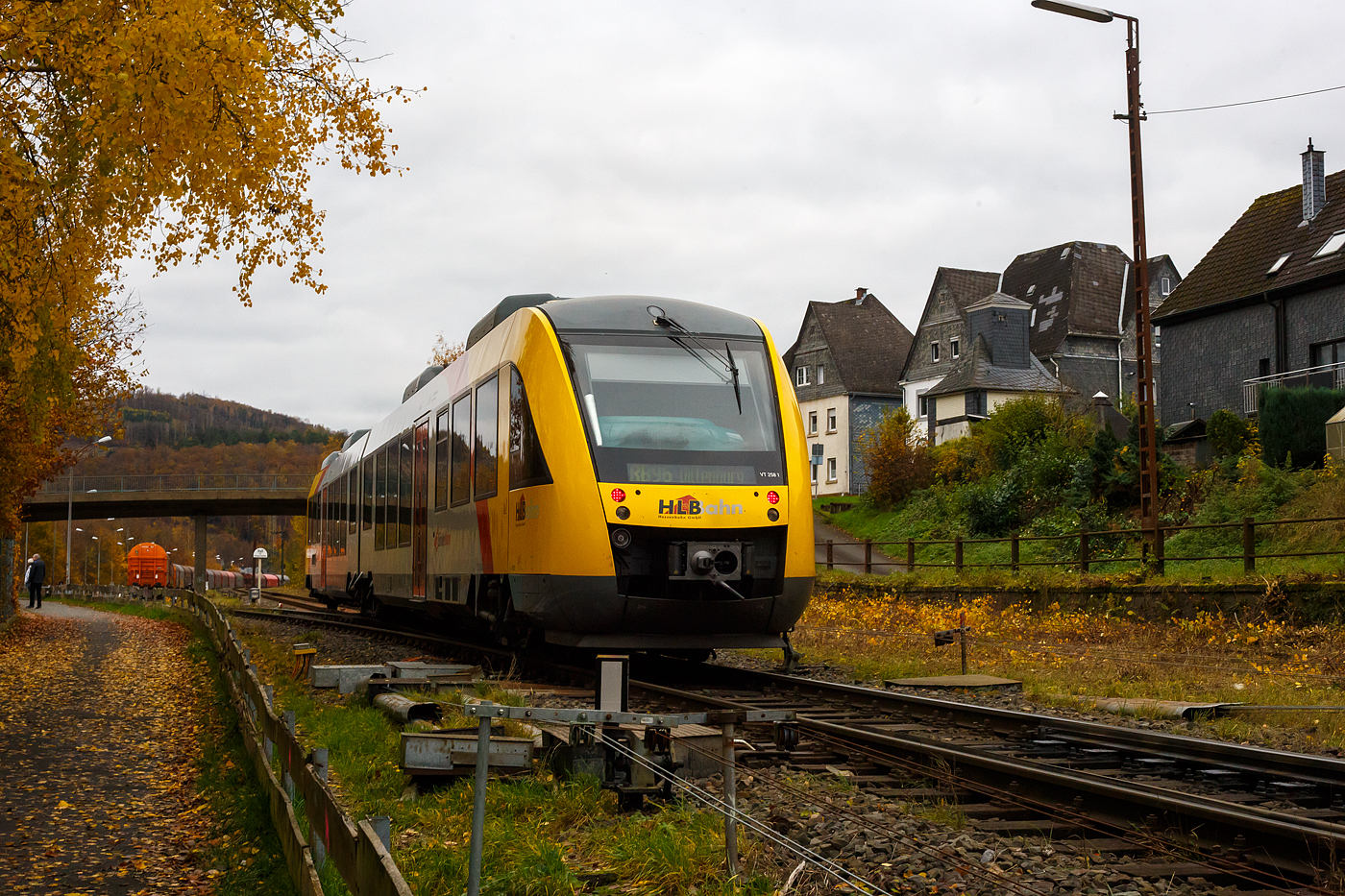 Der VT 258 (95 80 0648 158-3 D-HEB / 95 80 0648 658-2 D-HEB) ein Alstom Coradia LINT 41 der HLB (Hessische Landesbahn) verlässt am 15 November 2024, als RB 96  Hellertalbahn  (Betzdorf – Herdorf – Haiger – Dillenburg), den Bahnhof Herdorf.

Der Alstom Coradia LINT 41 wurde 2004 von der ALSTOM Transport Deutschland GmbH (vormals LHB - Linke-Hofmann-Busch GmbH) in Salzgitter-Watenstedt unter der Fabriknummer 1188-008 für die vectus Verkehrsgesellschaft mbH gebaut, mit dem Fahrplanwechsel am 14.12.2014 wurden alle Fahrzeuge der vectus nun Eigentum der HLB, die Hessische Landesbahn hatte 74,9% der Gesellschaftsanteile.