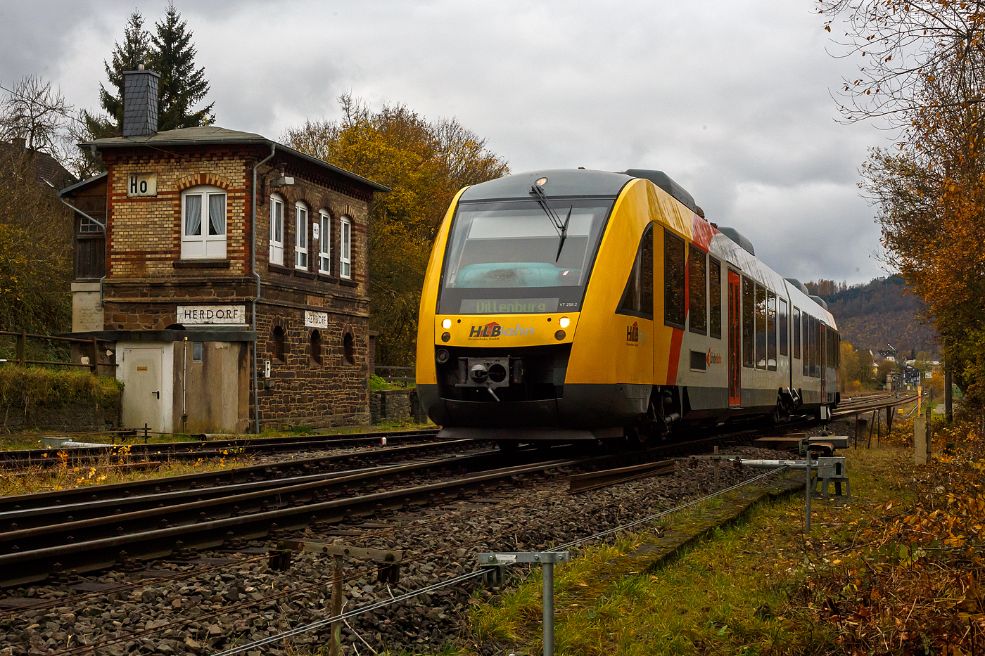 Der VT 258 (95 80 0648 158-3 D-HEB / 95 80 0648 658-2 D-HEB) ein Alstom Coradia LINT 41 der HLB (Hessische Landesbahn) verlässt am 15 November 2024, als RB 96  Hellertalbahn  (Betzdorf – Herdorf – Haiger – Dillenburg), den Bahnhof Herdorf. Links das Weichenwärter-Stellwerk Herdorf Ost (Ho). 

Der Alstom Coradia LINT 41 wurde 2004 von der ALSTOM Transport Deutschland GmbH (vormals LHB - Linke-Hofmann-Busch GmbH) in Salzgitter-Watenstedt unter der Fabriknummer 1188-008 für die vectus Verkehrsgesellschaft mbH gebaut, mit dem Fahrplanwechsel am 14.12.2014 wurden alle Fahrzeuge der vectus nun Eigentum der HLB, die Hessische Landesbahn hatte 74,9% der Gesellschaftsanteile.