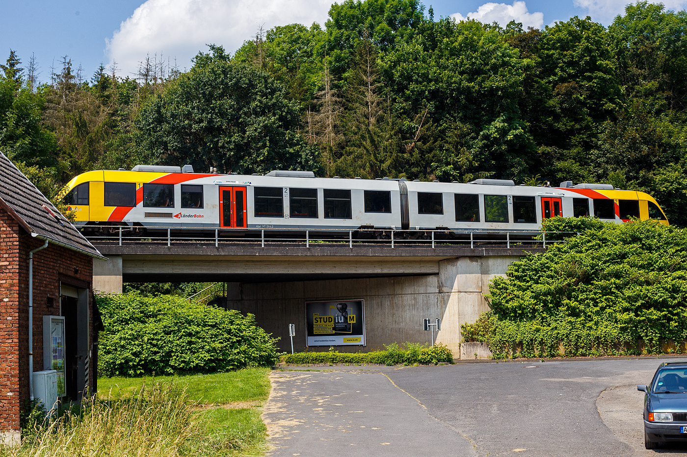 Der VT 264 (95 80 0648 664-0 D-HEB / 95 80 0648 164-1 D-HEB), ex vectus VT 264, ein Alstom Coradia LINT 41 der HLB (Hessische Landesbahn) erreicht am 27 Juni 2026, als RB 96 „Hellertalbahn“ (Betzdorf – Herdorf - Neunkirchen/Siegerland), bald Herdorf. Hier überquert er auf der Brücke in Herdorf-Sassenroth die Hellertalstraße (L284).

Der Alstom Coradia LINT 41 wurde 2004 von der ALSTOM Transport Deutschland GmbH (vormals LHB - Linke-Hofmann-Busch GmbH) in Salzgitter-Watenstedt unter der Fabriknummer 1188-014 für die vectus Verkehrsgesellschaft mbH gebaut, mit dem Fahrplanwechsel am 14.12.2014 wurden alle Fahrzeuge der vectus nun Eigentum der HLB, die Hessische Landesbahn hatte 74,9% der Gesellschaftsanteile.
