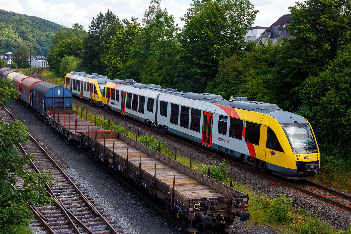 Der VT 264 (95 80 0648 664-0 D-HEB / 95 80 0648 164-1 D-HEB) einen Alstom Coradia LINT 41, gekuppelt mit dem VT 204 (95 80 0640 104-5 D-HEB) einem Alstom Coradia LINT 27, beide der HLB (Hessische Landesbahn) erreichen am 26 Juni 2024, als RB 96 „Hellertalbahn“ (Haiger – Burbach – Neunkirchen – Herdorf – Betzdorf) / Umlauf HLB61780, bald den Bahnhof Herdorf. 

Beide LINT wurden 2004 von der ALSTOM Transport Deutschland GmbH (vormals LHB - Linke-Hofmann-Busch GmbH) in Salzgitter-Watenstedt für die vectus Verkehrsgesellschaft mbH gebaut, mit dem Fahrplanwechsel am 14.12.2014 wurden alle Fahrzeuge der vectus nun Eigentum der HLB, die Hessische Landesbahn hatte 74,9% der Gesellschaftsanteile. Der LINT 41 wurde unter der Fabriknummer 1188-014 gebaut, der LINT 27 unter der Fabriknummer 1187-004.