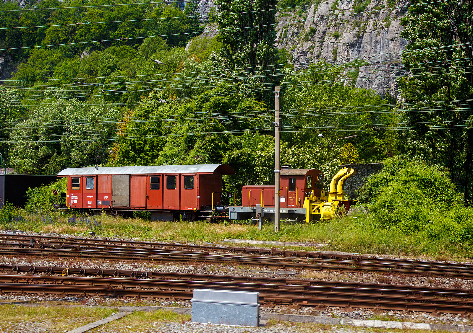 Der Werkzeugwagen X 40 85 94 46 400-5 CH-SBBI und die Klein-Schneeschleuder XTm 104 (99 85 94 91 104-7 CH-SBBI) sind am 28.05. 2023 bei Saint-Maurice abgestellt. Aufnahme aus einem Zug heraus.

TECHNISCHE DATEN vom Werkzeugwagen:
Spurweite: 1.435 mm
Anzahl der Achsen: 2
Länge über Puffer: 15.000 mm 
Achsabstand: 9.000 mm
Eigengewicht: 15.450 kg
Max. Zuladung: 16,5 t (ab Streckenklasse A)
Höchstgeschwindigkeit: 90 km/h 

TECHNISCHE DATEN der Kleinschneeschleuder XTm:
Baujahr: 1968
Hersteller: RACO - Robert Aebi & Cie, Zürich / Schleuder-Aggregate stammen von Beilhack
Gebaute Anzahl: 9 (XTm 101 – 109)
Spurweite: 1.435 mm
Achsfolge: B (2 Achsen)
Länge über Puffer: 7.830 mm 
Achsabstand: 2.750 mm
Eigengewicht: 18.000 kg
Höchstgeschwindigkeit: 45 km/h (eigen) / 70 km/h (geschleppt)
Leistung: 200 PS
Bemerkung: Baudiensttraktor mit Schneeschleuderausrüstung speziell für den Räumdienst in Bahnhöfen
