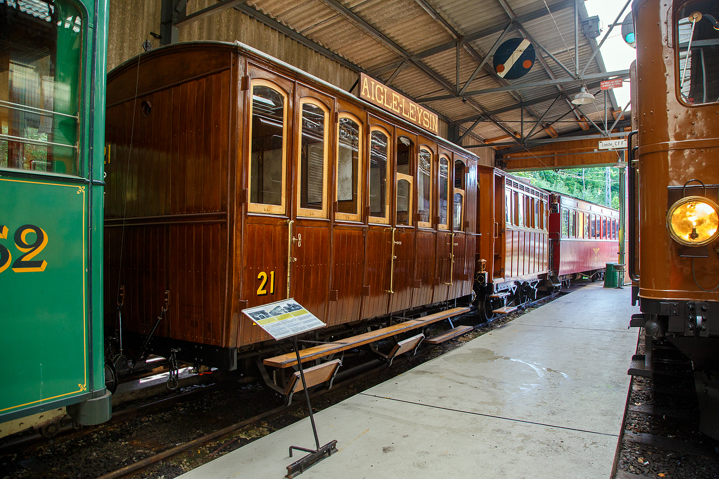 Der wunderschön aufgearbeitete zweiachsige 3.Klasse Abteilwagen mit Gepäckabteil CF²  21 der Aigle–Leysin-Bahn (AL), seit 1973 bei der Museumsbahn Blonay–Chamby hier am 27. Mai 2023 im Museum Chaulin.

Der Wagen wurde 1900 von SIG (Schweizerische Industrie-Gesellschaft) in Neuhausen am Rheinfall gebaut und an die Aigle–Leysin-Bahn (AL) geliefert.

TECHNISCHE DATEN:
Spurweite: 1.000 mm
Anzahl der Achsen: 2 (jeweils mit Bremszahnrad)
Länge über Kupplung: 5.600 mm
Länge des Wagenkastens: 4.980 mm
Breite: 2.100 mm
Achsabstand: 2.200 mm
Eigengewicht: 4.100 kg
Sitzplätze: 20 