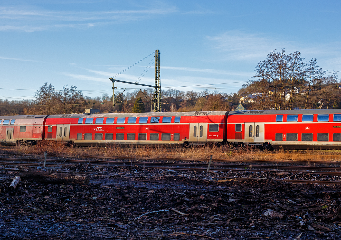 Der wweite Klasse klimatisierter Doppelstock-Reisezugwagen (Hocheinstiegs-Dosto) D-DB 50 80 26-75 137-2, der Gattung DBpza 753.5, vom rsx - Rhein-Sieg-Express der DB Regio NRW (Aachen), eingereiht im Zugverband bei der Zugdurchfahrt am 26 Dezember 2024 in Scheuerfeld/Sieg

Der Wagen wurde 2002 von Bombardier in Görlitz (ex DWA - Deutsche Waggonbau AG gebaut.

TECHNISCHE DATEN:
Gattung/Bauart: DBpza 753.5,
Spurweite: 1.435 mm
Anzahl der Achsen: 4
Länge über Puffer: 26.800 mm
Wagenkastenlänge: 26 400 mm
Wagenkastenbreite: 2.784 mm
Höhe über Schienenoberkante: 4.631 mm
Drehzapfenabstand: 20.000 mm
Achsstand im Drehgestell: 2 500 mm
Drehgestellbauart: Görlitz VIII
Leergewicht: 48 t
Höchstgeschwindigkeit: 160 km/h
Sitzplätze: 139 in der 2. Klasse
Toiletten: 1, geschlossenes System
Einstieg: Hoch
Bremse: KE-R-A-Mg (D)
Bemerkung : 1 Mehrzweckabteil; eingeschränkt dieselloktauglich
Heizung: Klimaes 