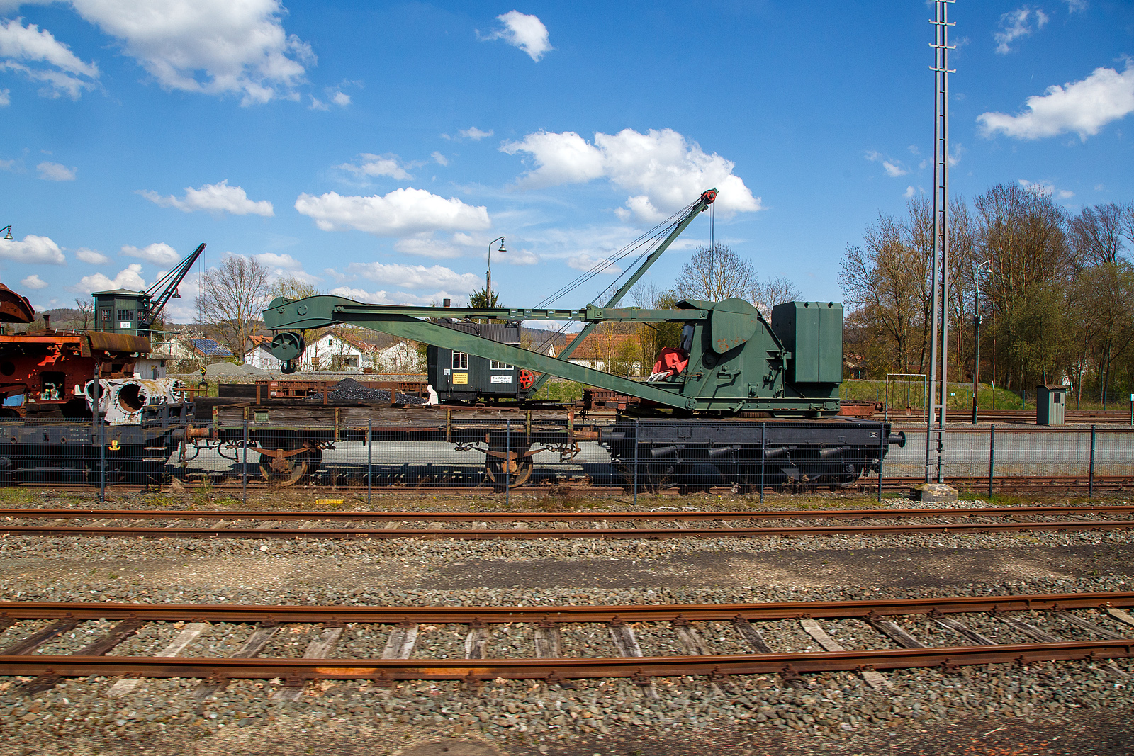 Der Wyhlen 10 t-Schienendrehkran (DB BA 074 mit Dieselmotor), ursprünglich als DB BA 064 mit Handantrieb betrieben, mit Schutzwagen BA 811 (ex DB 30 80 945 5 009-9) am 21.04.2023 im DDM - Deutsches Dampflokomotiv-Museum in Neuenmarkt (aufgenommen aus einem Zug heraus). Dahinter kann man noch den DEMAG Dampfkran / -bagger (selbstfahrend) erkennen.

Dieser Kranwagen 10 t Wyhlen wurde 1947 von der Eisenbau Wyhlen AG in Grenzach-Wyhlen (ex Albert Buss & Co. Wyhlen, heute zur Dürr-Gruppe) unter der Fabriknummer 5896/1 gebaut, das Untergestell ist von der Waggonfabrik Gebr. Lüttgens (Saarbrücken-Burbach). Der an die Deutsche Bundesbahn gelieferte Kran war ursprünglich in der DB BA 064 mit Handantrieb (BA=Bauart) ausgeführt. Erst in den 1960/70ern Jahren wurde er für die Bedienung mit einem Dieselmotor (z.B. von Hatz) nachgerüstet und wurde so in die BA 074 eingeordnet. Er hatte die Fahrzeugnummer DB  30 80 947 0 071-0, ex DB Kar 6609, ex DB Kar 700842. 

Der 10 t Kranwagen von der Eisenbau Wyhlen AG ist die meistgebaute und auch erhaltene Kleinkranbauart.          

TECHNISCHE DATEN:
Bauart: 10 t Kranwagen BA 064 / 074     
Spurweite: 1.435 mm
Länge über Puffer: 6.800 mm (ohne Ausleger)     
Eigengewicht: 47.070 kg (mit Dieselantrieb)
Höchstgeschwindigkeit: 65 km/h 