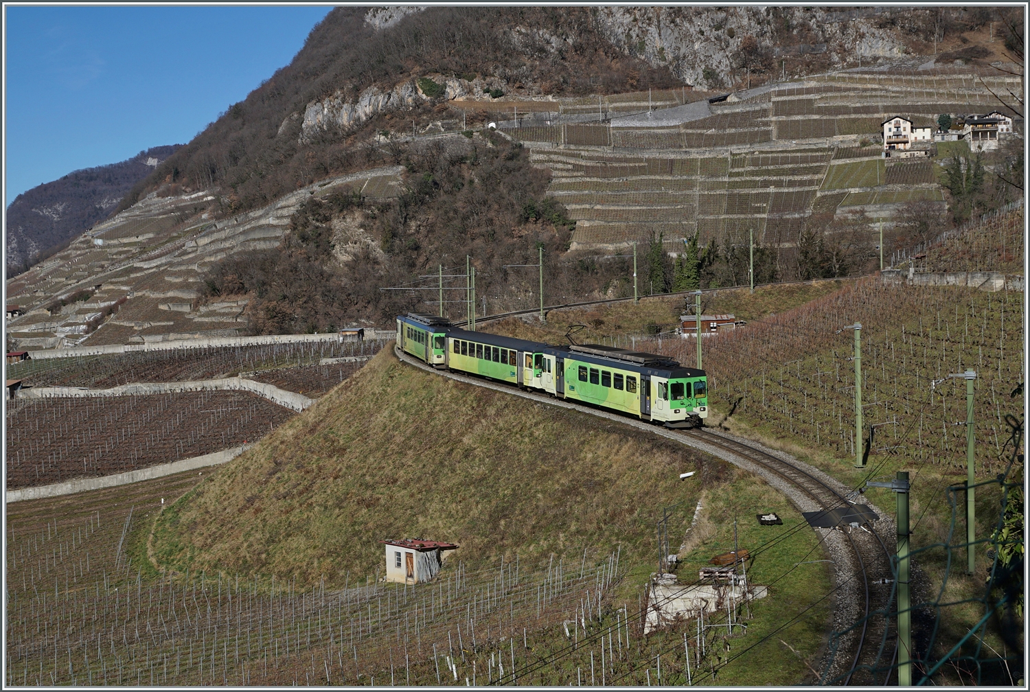 Der Zug von Leysin nach Aigle hatte leider etwas zu wenig Verspätung - aber der dreiteilige ASD Zug in den Weinreben oberhalb von Aigle ist ja auch ein sehenswertes Sujet. Dieser TPC Regionalzug 71 mit dem ASD BDe 4/4 402, dem Bt 431 und dem ASD BDe 4/4 403 ist auf dem Weg von Les Diablerets nach Aigle. 

27. Jan. 2024