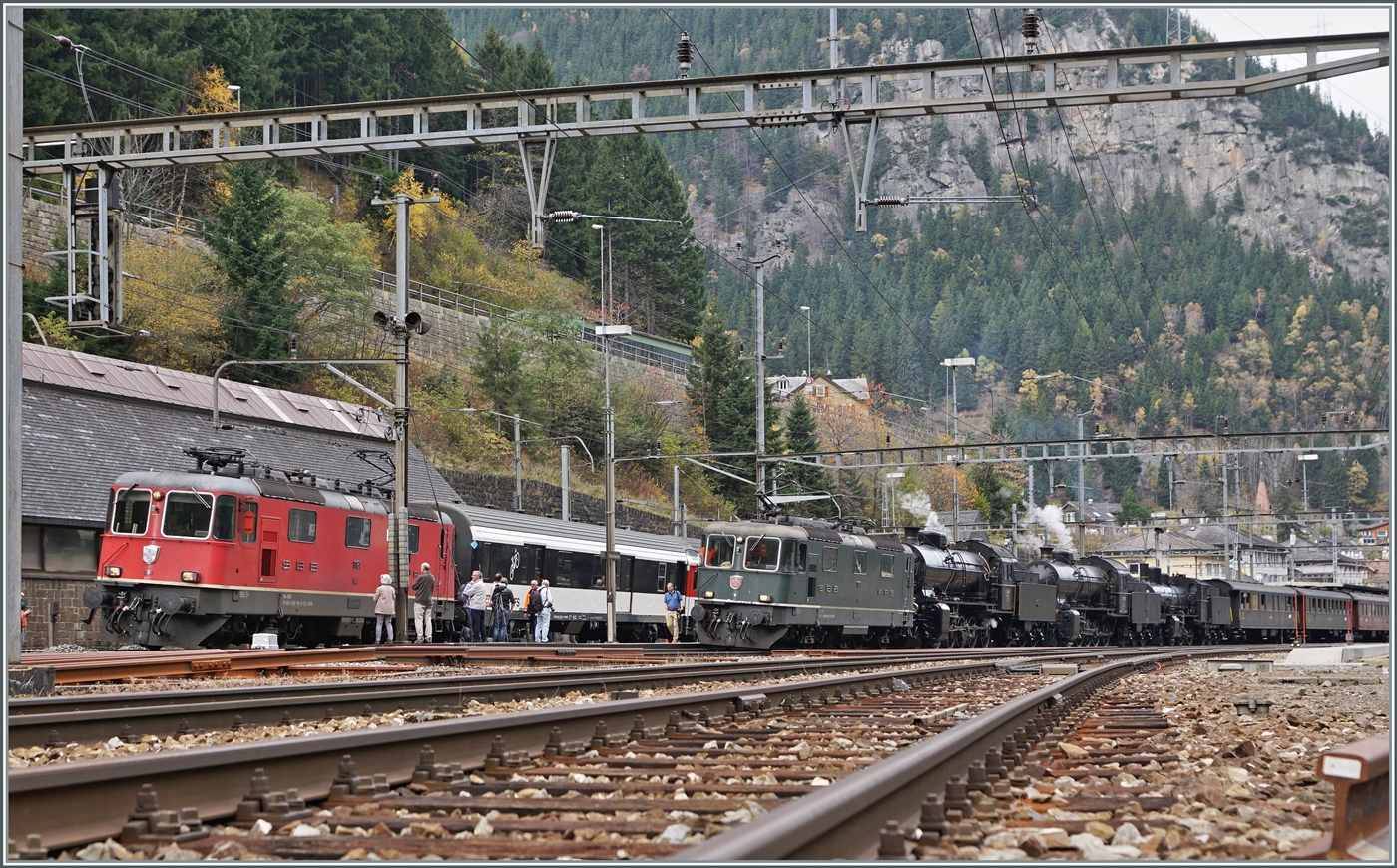 Der Zweck der Rangierfahrt in Göschenen der B 3/4 1367 (SBB Historic) war die Einreihung in den  Dampfzug der Elefanten : die C 5/6 2978 und 2969 fuhren mit einem historischen Zug über den Gotthard und brauchten Hilfe: auf den Nordrampe von der B 3/4 1367 als Schublok am Schluss des Zuges und nun zur Vermeidung von zu viel Rauch im Gotthardtunnel von der SBB Re 4/4 II 11161. Das Bild zeig den in Kürze in Göschenen abfahrenden Zug und auch dass die B 3/4 1367 Vorspanndienst gewohnt ist; ist sie doch hier erst an vierter Stelle eingereiht.
Auf Gleis 2 mit einer roten SBB Re 4/4 II ist der Gotthard Panoramique Express zu sehen, der nach einem kurzen Halt Göschenen in Richtung Airolo verlässt.

21. Oktober 2017