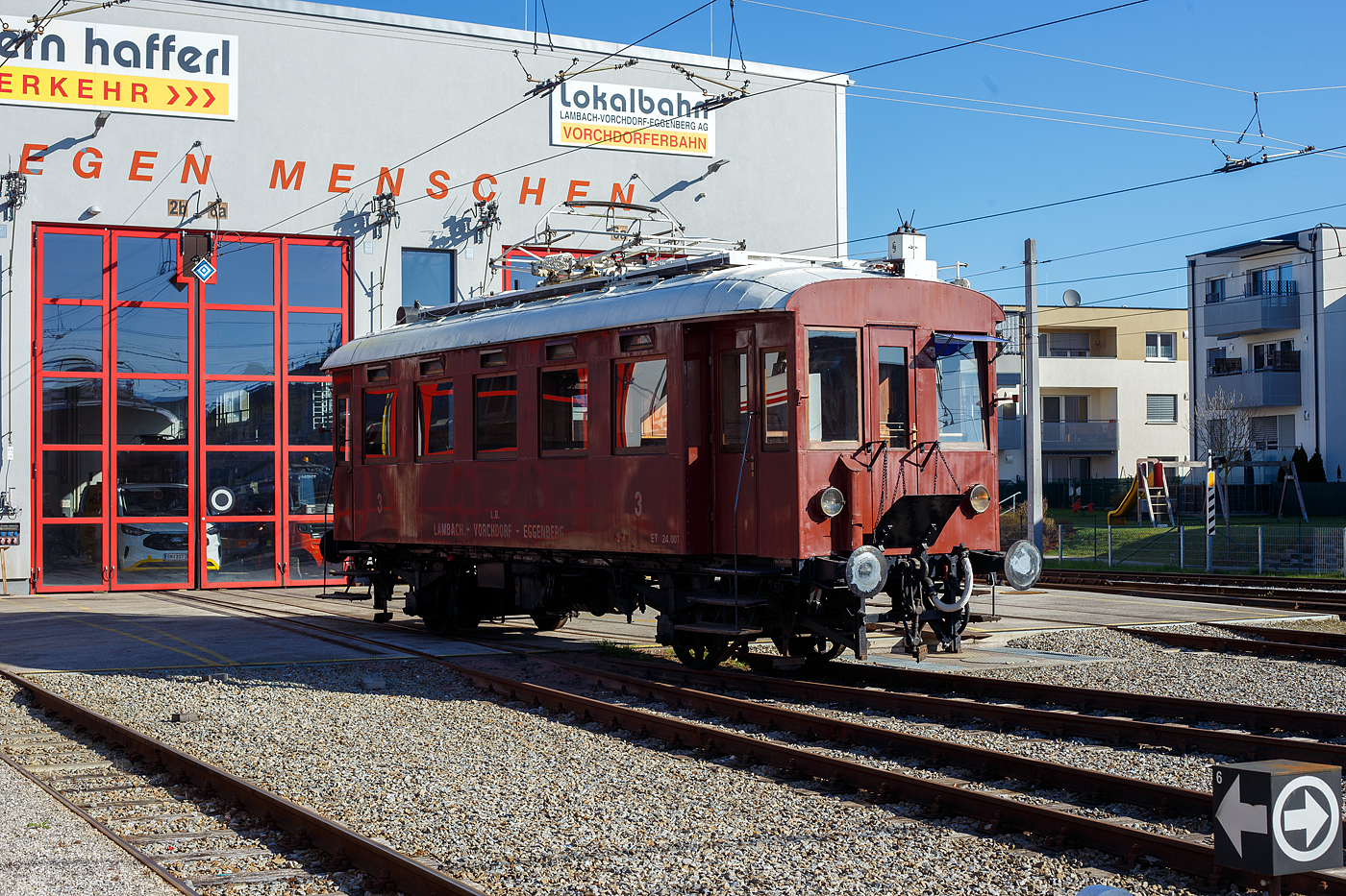 Der zweiachsige historische Normalspur 3 Klasse Elektrotriebwagen ET 24.101, ex ET 24.001, der Lokalbahn Lambach – Vorchdorf-Eggenberg (der Stern & Hafferl Verkehrsgesellschaft m.b.H.) steht am 04 April 2025 vor der Remise der Stern & Hafferl beim Bahnhof Vorchdorf-Eggenberg. Nach der Nummerierung „24“ war dieser Triebwagen ursprünglich der bis 2009 stillgelegten Lokalbahn Lambach–Haag am Hausruck zugeordnet. 

Den prächtig restaurierten Triebwagen lieferte 1931 die Grazer Waggonfabrik und Siemens-Schuckert Wien gemeinsam mit einem zweiten typengleichen Triebwagen anlässlich der Elektrifizierung der Vorchdorferbahn. Die beiden einfachen aber durchaus zweckmäßig gehaltenen Triebwagen gab es zum Preis von je ÖS 77.500.- (nach heutigem Geldwert ca. Euro 300.000.-).

Der Wagenkasten besteht aus Eichenholz mit großen Fenstern und Blechverkleidung. Die Innenausstattung wurde durch Verwendung verschiedener Hölzer ansprechend gestaltet. Die Dachdeckung besteht aus imprägnierter Segelleinwand. Die Triebwagen verfügen über einen Fassungsraum von 46 Sitz- und 18 Stehplätzen. Das Dienstgewicht beträgt 17,3 Tonnen. Der Wagen hat eine Länge über Puffer von 11,00 m und einen Radstand von 5,5 m. Die elektrische Ausrüstung besteht aus 2 Gleichstrommotoren á 53 kW, gesteuert über 2 Fahrschalter mit jeweils 12 Fahr- und 7 Bremsstufen. Von der elektrischen Bremse unabhängig, ist eine selbsttätige Vacuum Bremse eingebaut, welche, wie auch die Handspindelbremse auf das gleiche Bremsgestänge wirkt. Heizung und Beleuchtung erfolgen elektrisch, für die 1930 er Jahre bei Lokalbahnen oft noch ein unbekannter Luxus. Vom Triebwagen können auch allfällige Personen – oder Dienstwagen mit Licht- und Heizstrom versorgt werden. Als Stromabnehmer dient ein Scherenbügel vom Typ SBS 15, ursprünglich mit sogenannter Fischerpalette (ein Stahlblech Pressstück mit Rillen in welches Schmiermittel eingefüllt wurde) ausgestattet. Nach 1946 erfolgte, nicht zuletzt um Störungen des Rundfunks und des zunehmenden Funkverkehrs zu vermeiden, die Umstellung auf Grafit Schleifstücke. Als Signalmittel dient ein Horn welches über die Abluft der Vacuum Pumpe gespeist wird und ein, einem Rind nicht unähnliches Gebrüll abgibt. Das führte auch zum Spitznahmen „Braune Kuah“. Geliefert wurden beide Triebwagen in elegantem, aber dunklen Braun mit vornehmer Schattenschrift für den Eigentümer und die Fahrzeugnummer versehen. Die behördliche Abnahme beider Triebwagen erfolgte am 21. Dezember 1931. Die ursprüngliche Höchstgeschwindigkeit von 30 km/h konnte ab 1933 auf 40 km/h angehoben werden. Gleichzeitig mit dem Einbau einer Sicherheitsfahrschaltung (Sifa) für den Einmannbetrieb wurde auch die zulässige Fahrzeughöchstgeschwindigkeit auf 50 km/h erhöht. Äußerlich kaum zu unterscheiden, folgten 1932/3 zwei ähnliche Triebwagen für die Lokalbahn Lambach – Haag am Hausruck.

Der Triebwagen 24.101 erhielt 1939 eine weinrot/beige Lackierung analog den Triebwagen der Deutsche Reichsbahn. Ab den späten 1950er Jahren präsentierte sich der Triebwagen in der klassischen Stern&Hafferl Lackierung dieser Epoche, in braun-ockergelb.

Durch verschiedenste Umbauten bzw. auch Ausmusterungen der Triebwagenfamilie befand sich Mitte der 1980er Jahre nur mehr der Triebwagen ET 24.101 in einem weitgehend originalen, aber schäbigen Zustand. Der Triebwagen wurde 1985/86 in der Hauptwerkstätte Vorchdorf vorbildlich restauriert und erfreut seither Jung und Alt bei seinen Ausfahrten.
