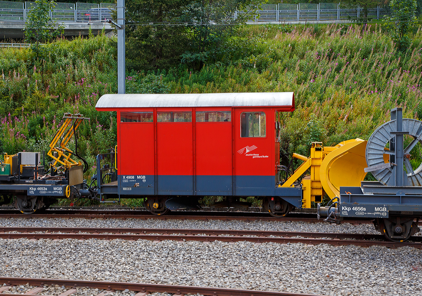 Der zweiachsige MGB X 4908 Schneepflug /Spurpflug „Andermatt“ der Matterhorn-Gotthard Bahn (ex FO, Baujahr 1991?) ist am 07 September 2021 beim Bahnhof Hospental abgestellt, aufgenommen aus einem fahrenden MGB-Zug heraus.

TECHNISCHE DATEN:
Spurweite: 1.000 mm
Anzahl der Achsen:  2
L�nge �ber Puffer: 9.150 mm
Gewicht:  15 t
H�chstgeschwindigkeit:  55 km/h
