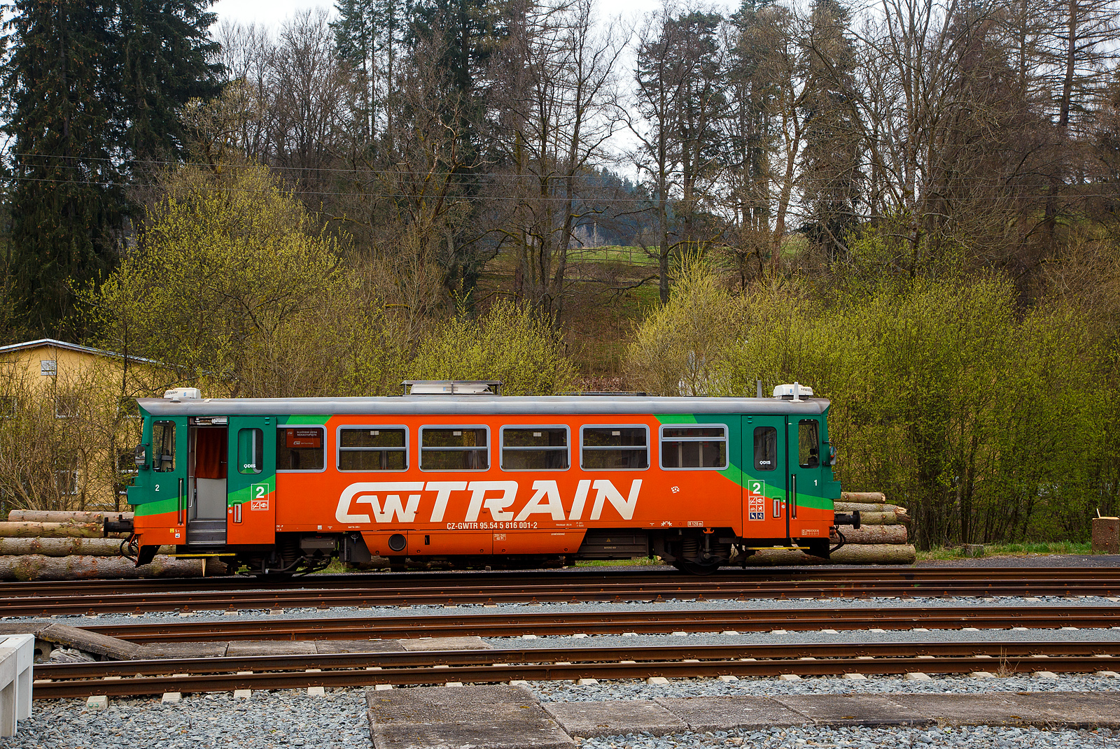 Der zweiachsige modernisierte Dieseltriebwagen 816 001-2 (CZ-GWTR 95 54 5 816 001-2) der GW Train Regio steht am 20.04.2023 im Bahnhof Bečov nad Teplou (Petschau).

Der Dieseltriebwagen wurde 1984 von Vagónka Studénka (Vagonka Tatra in Studénka) unter der Fabriknummer 87859 und als M152.0659 an die damalige ČSD - Československé státní dráhy (Tschechoslowakischen Staatsbahnen) geliefert. Ursprünglich hatte er einen LIAZ ML 634 Sechszylinder-Reihendieselunterflurmotor. Ab 1988 erhielt er die neue EDV-gerechte Triebfahrzeugnummer ČSD 810 659-3, mit der Auflösung der Tschechoslowakei zum 31. Dezember 1992 wurde er zum 01.01.1993 zum ŽSR 810 659-3 (Železnice Slovenskej republiky / Eisenbahnen der Slowakischen Republik und so wiederum 2005 zum ZSSK 810 659-8 (Žeľezničná spoločnosť Slovensko, a.s. / Eisenbahngesellschaft Slowakei AG), ab 2007 erhielt er die UIC-Nummer SK-ZSSK 95 56 7 810 659-8. Im Jahr 2011 wurde er nach Tschechien an die Viamont Regio a.s. (ab Dez. 2011 GW Train Regio a.s.) verkauft und erhielt er den Taufnamen „Marysia“ und die UIC-Bezeichnung CZ-VIA 95 54 5 810 659-3 (später CZ-GWTR). 

Im Jahr 2018 erfolgte durch DPOV im Ausbesserungswerk Veselí nad Moravou der Umbau, in die heutige BR 816, Beim Umbau wurde die Inneneinrichtung und die Fenster erneuert, sowie ein neuer Tedom-Motor TEDOM TD 152 AH TX 01 (mit gleicher Leistung) eingebaut. Durch die verbaute MSV-Steuerung können die Triebwagen nun in Mehrfachtraktion eingesetzt werden. Die Fahrzeuge wurden außerdem mit WLAN und Klimaanlage in den Führer- und Fahrgasträumen ausgerüstet. Umgebaut wurden 4 Fahrzeuge.

TECHNISCHE DATEN :
Hersteller: ČKD Vagónka in Studénka (heute Škoda Vagonka a.s.)
Umbau durch: DPOV Veselí nad Moravou (2018)
Spurweite: 1.435 mm (Normalspur)
Achsformel: 1'A' 
Länge über Puffer: 13.970 mm
Höhe: 3.500 mm
Achsabstand: 8.000 mm
Gewicht: 20 t
Höchstgeschwindigkeit: 80 km/h
Installierte Leistung: 155 kW
Anfahrzugkraft: 29 kN 
Motorbauart: Sechszylinder-Reihendieselunterflurmotor mit Turboaufladung 
Motorentyp: TEDOM TD 152 AH TX 01
Motorhubraum: 11,946 Liter (Zylinder-Ø 130 mm / Kolbenhub 150 mm)
Getriebe: Praga 2M70
Leistungsübertragung: hydromechanisch
Sitzplätze: 48
Tankinhalt: 300 l
Fußbodenhöhe: 570 mm (Niederflurteil)
Kleinster befahrbarer Gleisbogen: R 100 m
