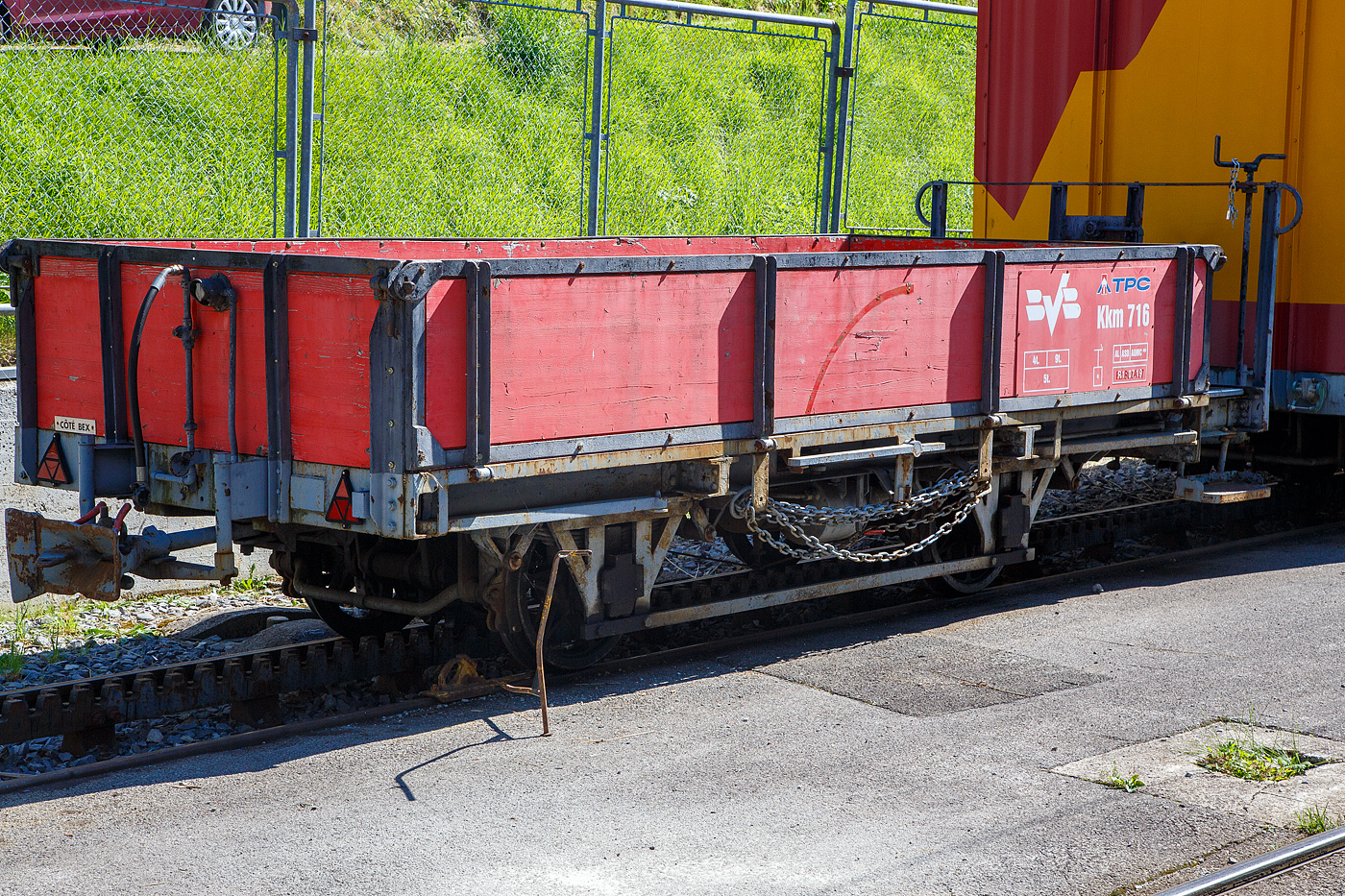 Der zweiachsige offene Güterwagen mit Bremserbühne TPC / BVB Kkm 716  (ex BGVC  L 156, später BVB L 216) ist am 10 September 2023 in Villars-sur-Ollon abgestellt.

Der Wagen wurde 1911 von der SWS (Schweizerische Wagons- und Aufzügefabrik AG) in Schlieren gebaut und an die damalige Bex–Gryon–Villars–Chesières (BVGC) geliefert. Im Jahre 1942 fusionierten BGVC mit der VB zur BVB (Bex–Villars–Bretaye) und der Wagen wurde zum BVB L 216. 

TECHNISCHE DATEN:
Spurweite: 1.000 mm (Meterspur)
Achsanzahl: 2
Zahnradsystem: 	Abt (fürs Bremszahnrad)
Eigengewicht: 4 t
Max. Zuladung: 5 t
Bremszahnrad: Ja
Max. Neigung : 240 ‰
Zugelassen: BVB, AL, ASD und AOMC
