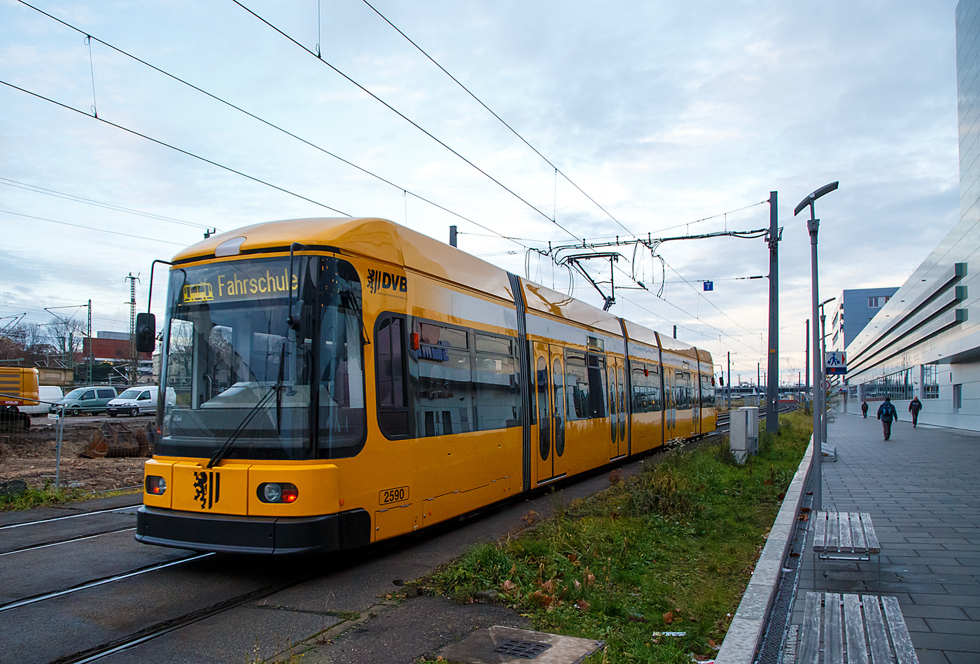 Der Zweirichtungs-Niederflurgelenktriebwagen 2590 (TW-232-590) der Dresdner Verkehrsbetriebe AG (DVB) fährt am 08.12.2022 auf Fahrschulfahrt vom Hauptbahnhof Dresden weiter in Richtung Pennrich.
 
Der Triebwagen vom Typ NGT D 6 DD – ZR (Niederflurgelenktriebwagen, Drehgestell, 6 Achsen, Typ Dresden, Zweirichtungswagen bzw. für zwei Fahrtrichtung) wurde 1998 von DWA in Bautzen (auch Siemens, ADtranz, DUEWAG waren beteiligt) gebaut. Der Niederfluranteil beträgt ca. 70 %.
