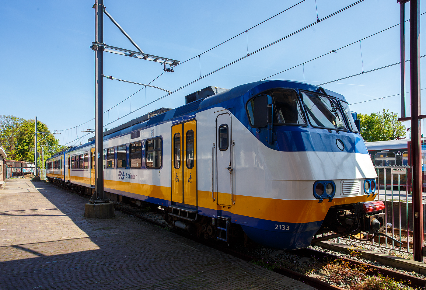 Der zweiteilige Elektrotriebwagen Mat ’74 bzw NS SGM Sprinter 2133 (ex NS 2023) am 29 April 2025 im Het Spoorwegmuseum (bis 2005 NSM - Nederlands Spoorwegmuseum / Niederländischen Eisenbahnmuseum) in Utrecht im Bahnhof Maliebaanstation.   

Noch 2018 konnten wir mit diesen NS Sprinter reisen, nun ist nur dieser hier noch erhalten geblieben. Mit der Inbetriebnahme der SNG (Sprinter Nieuwe Generatie vom spanischen Hersteller CAF) in großer Zahl wurden die SGM von 2018 bis 2021 vollständig ausgemustert. Der Zweiwagenzug 2133 blieb im Eisenbahnmuseum in Utrecht erhalten. Die übrigen Fahrzeuge wurden im Technischen Centrum Eindhoven ausgeschlachtet.

Der SGM 2133 wurde 1978 von der Waggonfabrik Talbot GmbH & Co. in Aachen (D) gebaut und als NS 2023 an die Nederlandse Spoorwegen (Niederländischen Staatsbahnen) geliefert. Nach der Modernisierung im Jahr 2008 wurde er in NS 2133 umgezeichnet. 

Die SGM (Stadsgewestelijk Materieel) oder Sprinter, auch Plan Y oder Mat ’74 bezeichnet, waren elektrische Triebzüge für den Nahverkehr in den Niederlanden. Zwischen 1975 und 1980 baute die Waggonfabrik Talbot 75 zweiteilige Züge für die Nederlandse Spoorwegen (NS). 1983 wurden 45 Züge mit einem Mittelwagen verlängert und 15 Dreiwagenzüge neu gebaut. Von 2003 bis 2009 wurden die Sprinter von Bombardier modernisiert und erhielten die Bezeichnung SGMm.

TECHNISCHE DATEN:
Gebaute Anzahl (Zweiteiler): 30 
Nummerierung (nach Umbau): 21xx (Zweiteiler) 
Hersteller: 	Talbot, SIG, Holec
Baujahre: 	1975–1983
Ausmusterung: 2018–2021
Spurweite: 	1.435 mm (Normalspur)
Achsformel: Bo‘Bo‘+Bo‘Bo‘
Länge über Kupplung: 52 292 mm 
Breite: 2 800 mm
Leergewicht: 106 t 
Höchstgeschwindigkeit: 120 km/h
Dauerleistung: 8×160 kW = 1.280 kW (1.742 PS)
Treibraddurchmesser: 950 mm (neu)
Stromsystem: 1,5 kV = (Gleichstrom)
Kupplungstyp: Scharfenberg
Sitzplätze (nach Umbau) in der 1. Klasse: 24
Sitzplätze (nach Umbau) in der 2. Klasse: 80
Klappsitze: 38
