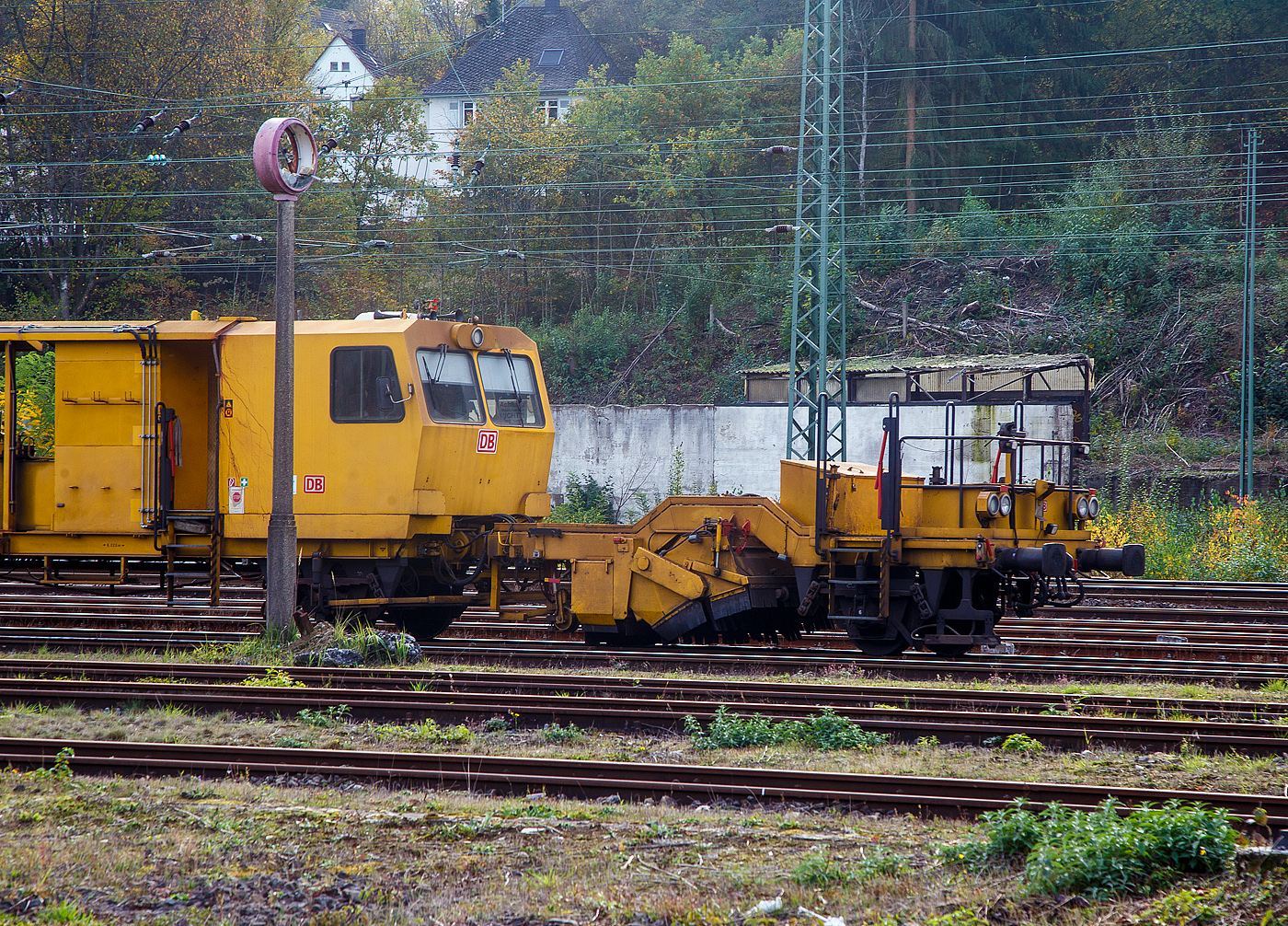 Detailbild vom Anhänger mit Schotter-Kehrbürste der USM 641“Ruhpott“ eine Matisa Universal-Stopfmaschine B 66 U – D2, der DB Bahnbau Gruppe (Schweres Nebenfahrzeug Nr. D-DB 99 80 9424 026-9, ex 97 43 38 002 17-9), ex DB Netz AG, abgestellt am 29.10.2022 in Betzdorf (Sieg).