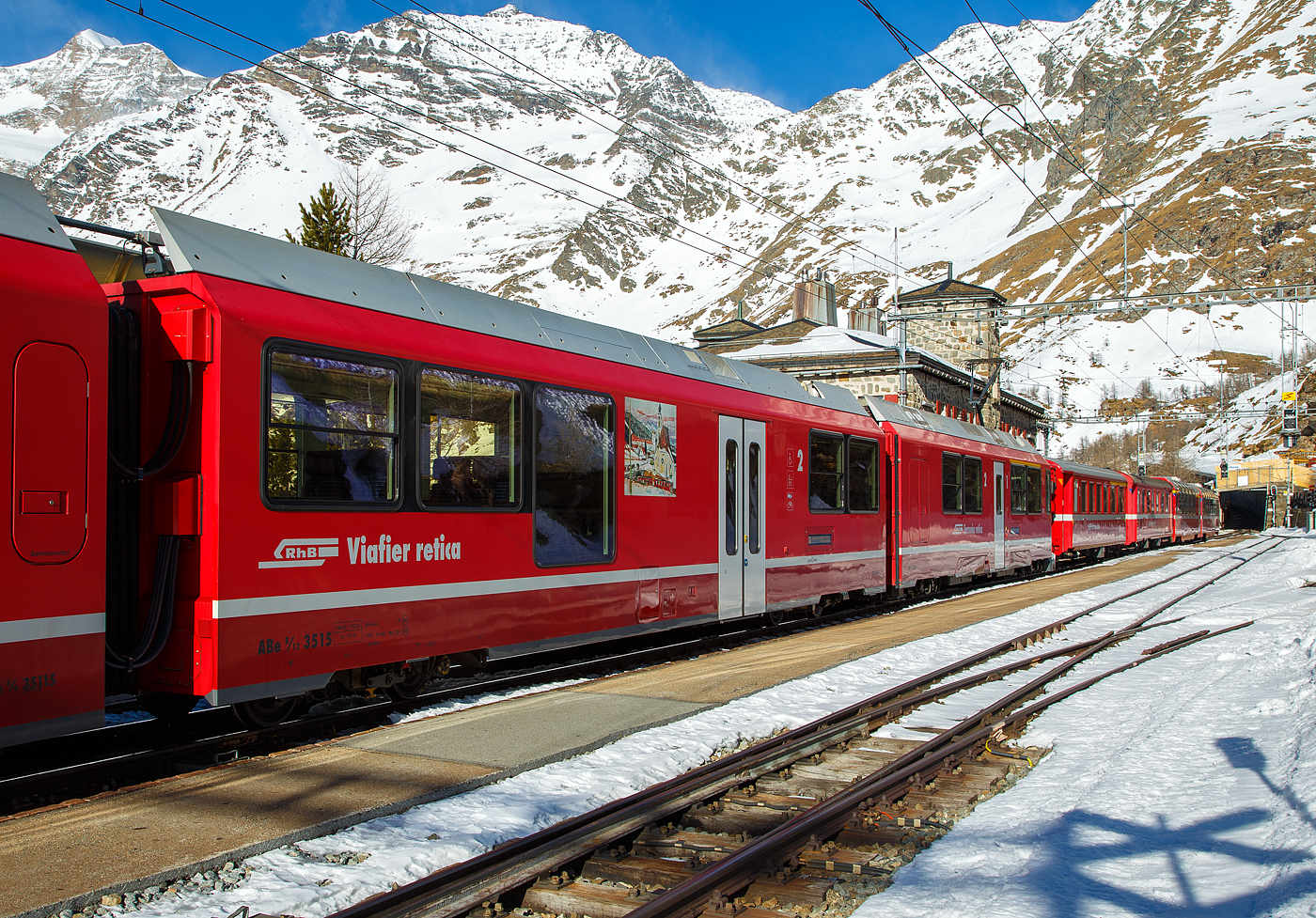 Detailbild von dem RhB ALLEGRA-Zweispannungstriebzug RhB ABe 8/12 3515  Alois Carigiet   mit 4 angehangenen Personenwagen, als RhB Regio nach Tirano hat am 20 Februar 2017 im Bahnhof Alp Gr�m (2.091 m �. M.).