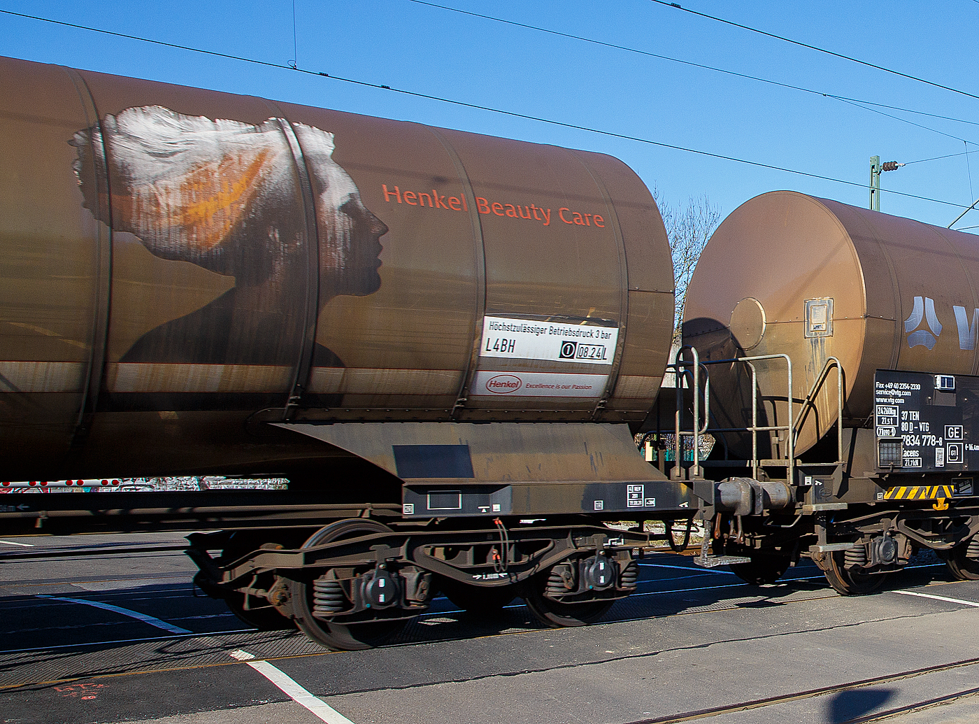 Detailbild von dem vierachsigen 71 m� Drehgestell-Kesselwagen 37 80 7834 783-8 D-VTG, der Gattung Zans, der VTG (Hamburg) vermietet an Henkel, am 14.02.2023 im Zugverband, eingereiht in den sogenannten  Henkelzug , bei der Zugdurchfahrt in Niederschelden (Sieg). 

Interessant die Anschrift Henkel Beauty Care, wobei der Wagen auch etwas Sch�nheitspflege vertragen k�nnte;-)
