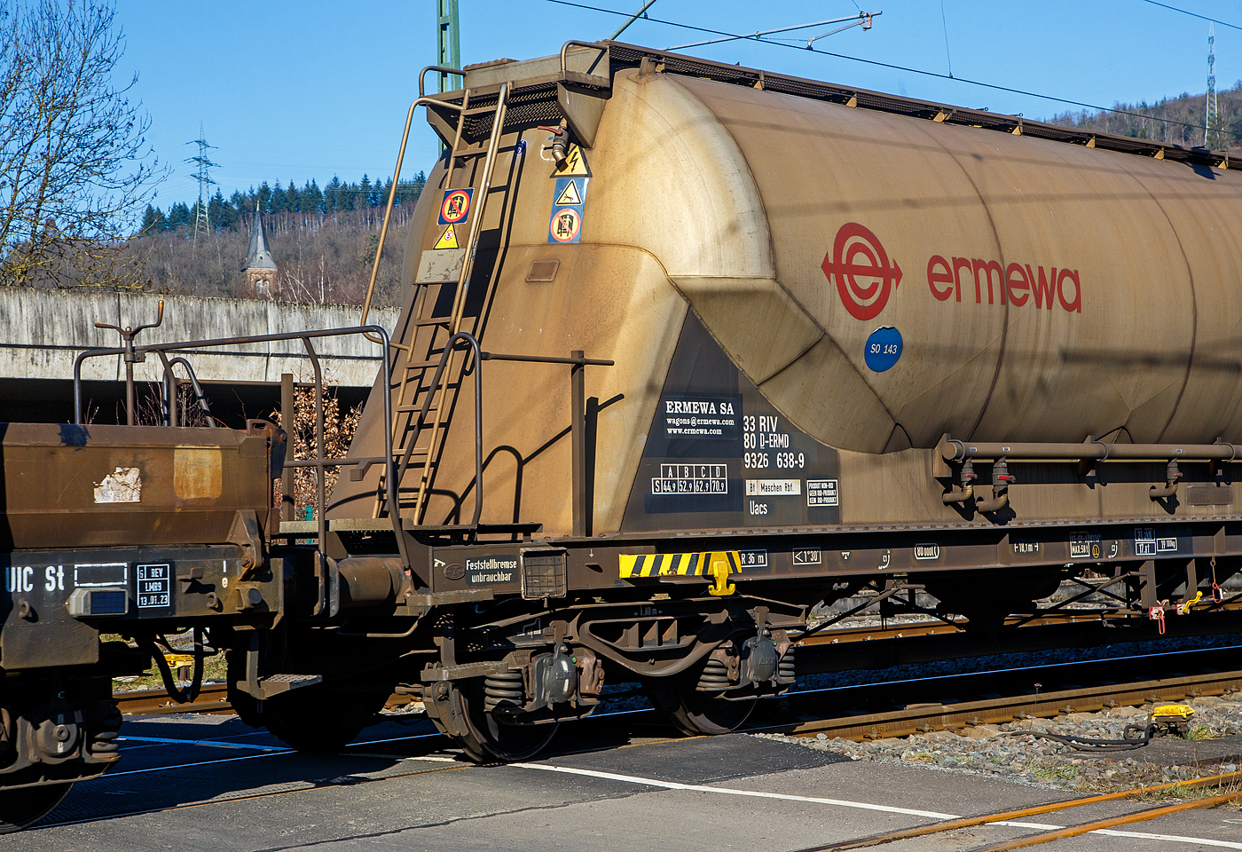 Detailbild von dem vierachsigen 80m³ Silowaggon bzw. Drehgestell-Staubgutwagen für SO 143 – Aluminiumoxid 33 80 9326 673-6 D-ERMD, der Gattung Uacs (Type 6924 B0), französischen Vermietungsfirma ERMEWA S.A., im Zugverband am 14.02.2023 bei der Zugdurchfahrt in Niederschelden (Sieg).