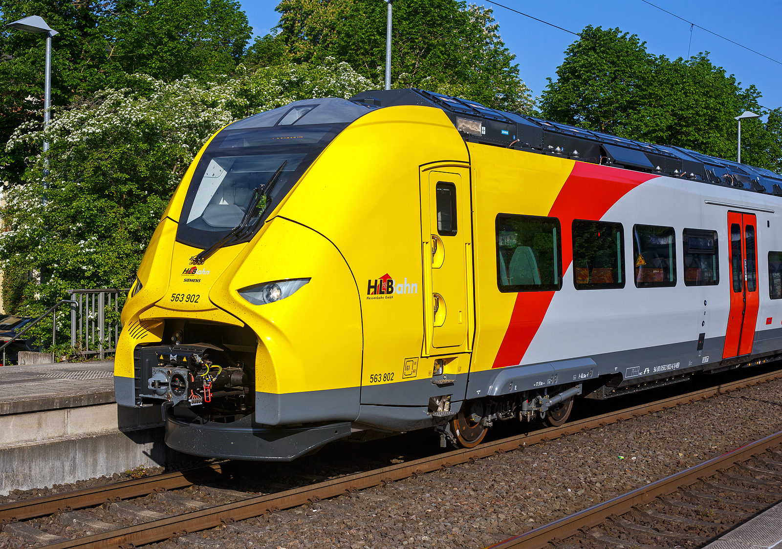 Detailbild des HLB 563 802 / 563 902 (94 80 0563 802-8 D-HEB / 94 80 0563 902-6 D-HEB), einer der drei neuen zweiteiligen Hybridtriebzüge (E/Akku) der BR 563 vom Typ SIEMENS Mireo Plus B der HLB (Hessische Landesbahn GmbH). Er fährt am 02 Mai 2025 auf Leerfahrt durch den Bahnhof Kirchen/Sieg in Richtung Betzdorf, hier hat er kurz Hp 0. 