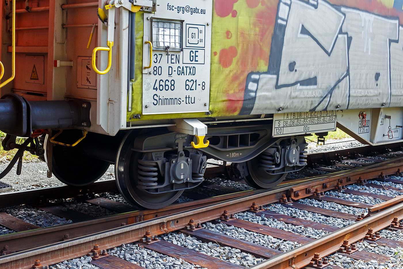 Detailbild eines zweiachsigen kopfstücklosen Güterwagen-Drehgestells mit 22,5 t Radsatzlast der Bauart Y 25 Lsi-C, hier von dem vierachsigen Drehgestell-Flachwagen 33 80 4668 621-4 D-GATXD der Gattung Shimmns.ttu, der GATX Rail Germany GmbH, am 12 September 2024 im Zugverband, auf dem KSW Rbf in Herdorf (Betriebsstätte Freien Grunder Eisenbahn - NE 447).

Das Drehgestell wurde 2022 vom kroatischen Hersteller Đuro Đaković in Slavonski Brod unter der Fabriknummer 0947 gebaut.

Y25 - zweiachsige Standarddrehgestelle für Güterwagen
Das Drehgestell Y25Lsd1 basiert auf einer Entwicklung der französischen Staatsbahn, die vom internationalen Eisenbahnverband UIC standardisiert wurde und sich seit Jahrzehnten im Einsatz bei zahlreichen Bahnunternehmen in Europa bewährt.

Das Drehgestell Y25L25Lsi(f)-C ist eine neue Variante des UIC-Güterwagen-Drehgestells Y25 mit einer integrierten pneumatischen Bremsanlage. Handbremsenanschluss oder Feststellbremse sind verfügbar. Dieses Drehgestell zeichnet sich durch große Zuverlässigkeit im Betrieb aus und erfüllt alle Anforderungen an eine flexibel einsetzbare Komponente. 

TECHNISCHE DATEN des Drehgestells:
Spurweite: 1.435 mm (Normalspur)
Gewicht: ca. 4.200 kg 
Achsabstand: 1.800 mm
Laufraddurchmesser: 920 mm (neu) / 840 mm (abgenutzt)
Höhe der Drehpfannenmitte über S.O. beim Wagengewicht 20 t: 925 mm +3/-5
Max. Achslast: 22,5 t
Für Wagen (bremstechnisch) bis Geschwindigkeit max. Achslast 22,5 t: 100 km/h
Für Wagen (lauftechnisch) bis Geschwindigkeit max. Achslast 22,5 t: 120 km/h
Radsatz mit Lager: BA 004 (mit Radsatzlager der BA 182)
Radsatzfederung: zweistufige Schraubenfederung
Bremstyp: mechanisch 
Bremsschuh: K
Bremsschuhhalter: Bgu