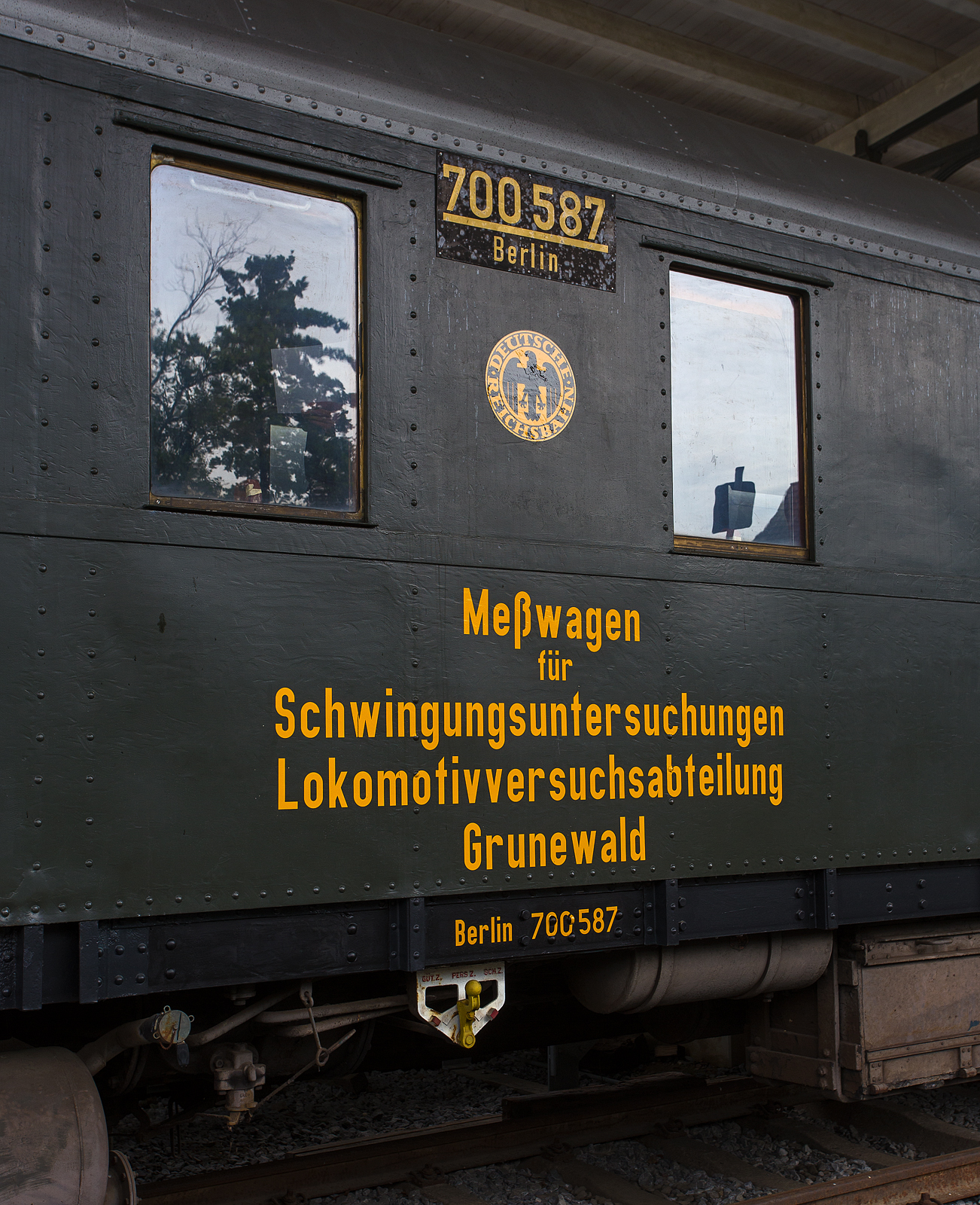 Detailbilddes restaurierten historischen  DRG Meßwagen für Schwingungsuntersuchungen Lokmotivversuchsabteilung Grunewald, (Berlin) Bln 700 587, vom berühmten Lokomotiv- Versuchsamtes (LVA) in Berlin Grunewald, am 26 Mai 2024 beim Lokschuppen Hochdahl vom Eisenbahn- und Heimatmuseum Erkrath-Hochdahl e.V..

Ursprünglich war der Wagen 1928 von der Sächsischen Waggonfabrik Werdau (die im gleichen Jahr mit Linke-Hofmann-Busch fusionierte) als Packwagen Pw4ü-28  Ost 90203, ein genieteter Einheitsschnellzugwagen (Ganzstahlwagen der Bauart 28), für die DRG gebaut worden. Aber bereits 1930 wurde er zum Meßwagen für Lauf- und Schwingungsforschung 105 136 Ost, für das Lokomotiv-Versuchsamt Grunewald (LVA) umgebaut.
