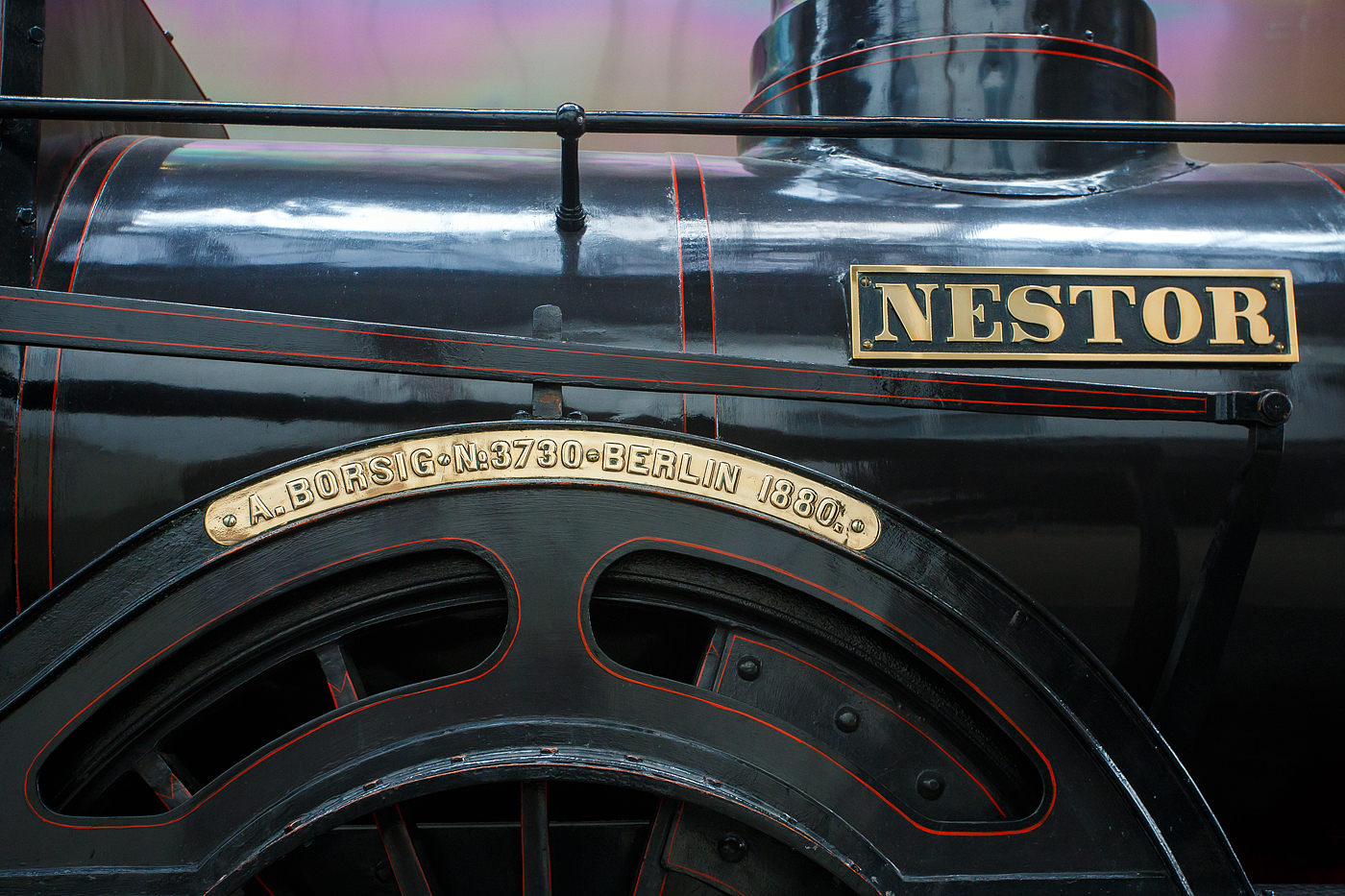 Deteilbild Dampflokomotive HSM 89  Nestor , sp�ter NS № 1010 (NS-Baureihe 1000) am 24 Juni 2025 im Het Spoorwegmuseum (bis 2005 NSM - Nederlands Spoorwegmuseum / Niederl�ndischen Eisenbahnmuseum) in Utrecht im ehemaligen Bahnhof Maliebaan.   

Die Dampflok wurde 1879 von Borsig in Berlijn-Tegel unter der Fabriknummer 3730 gebaut und an die damalige HSM - Hollandsche IJzeren Spoorweg-Maatschappij (Holl�ndische Eisenbahn-Gesellschaft) geliefert, 1880 erfolgte die Inbetriebnahme.

HSM 89  Nestor  ist eine niederl�ndische 1B (2-4-0) Tenderlokomotive, die vom Niederl�ndischen Nationalbahnmuseum erhalten wurde. 29 seiner Art wurden f�r den NS-Vorg�nger Hollandsche IJzeren Spoorwegmaatschappij (HSM) gebaut.