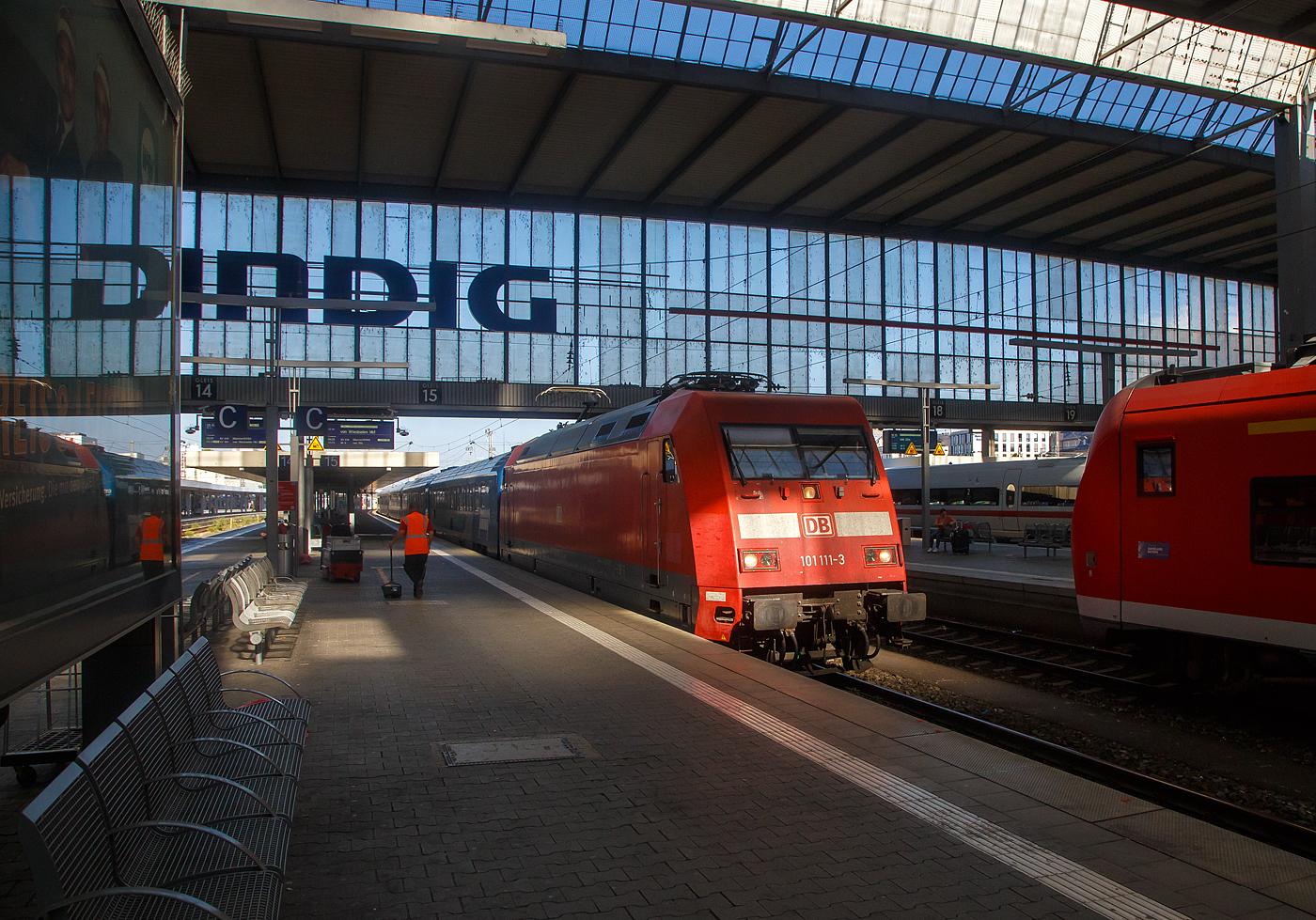 Die 101 111-3 (91 80 6101 111-3 D-DB) der DB Fernverkehr AG hat am 25 Juli 2022 mit einem Nachtzug, bestehend aus Wagen verschiedenen EN aus Ungarn, Kroatien, Slowenien und Italien (dem �BB Nightjet EN 236 / 40236 von Venezia), den Hauptbahnhof M�nchen erreicht. Ob noch eine Lok am Zugende war ist mir unbekannt. Der Zug bestand aus Wagen des �sterreichischen �BB Nightjet, kroatischen H�PP und ungarischen M�V-START. 

Die Lok wurde 1998 von ADtranz (ABB Daimler-Benz Transportation GmbH) in Kassel unter der Fabriknummer 33221 gebaut.
